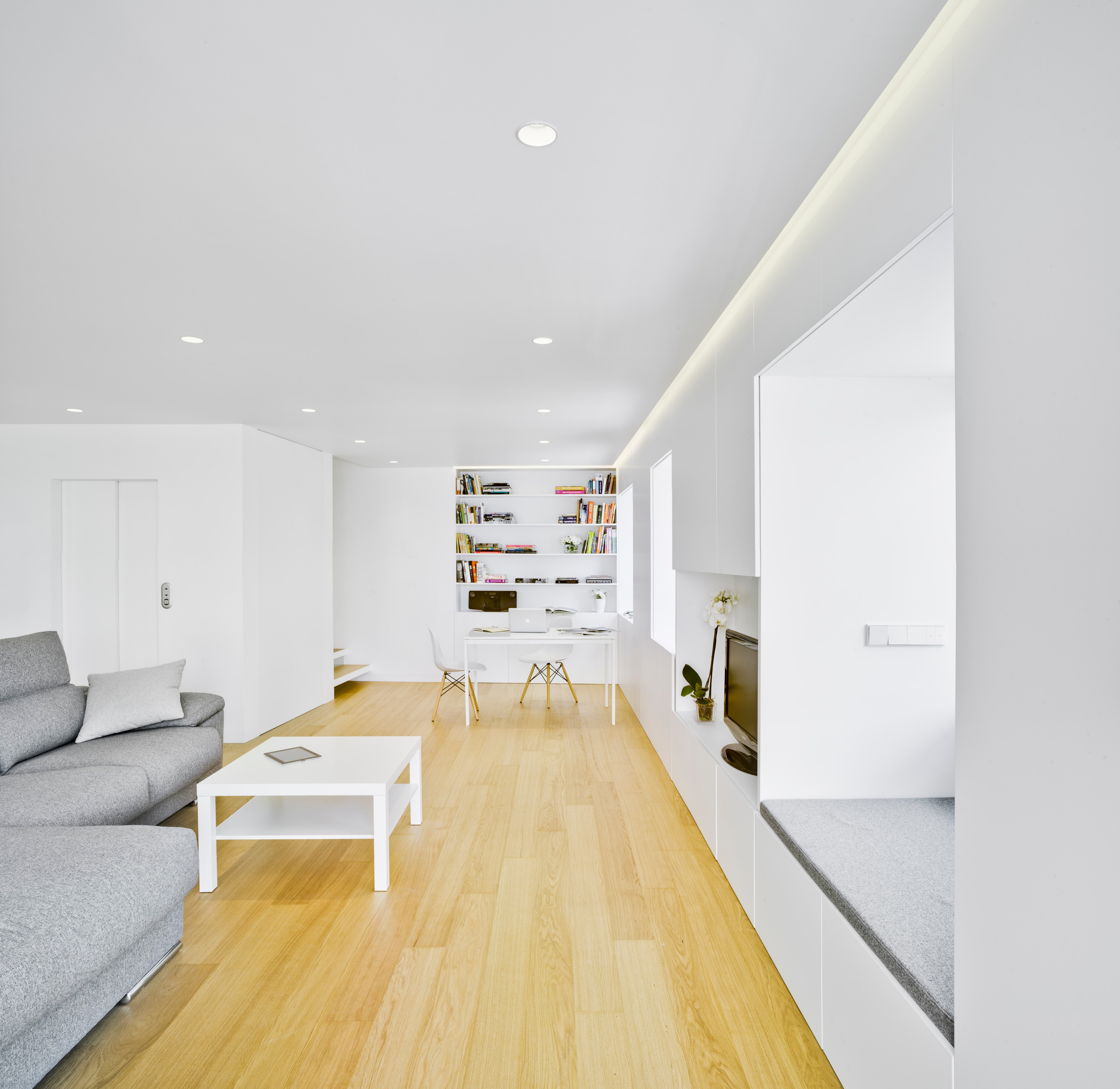 空间优化与功能融合的西班牙住宅改造-10