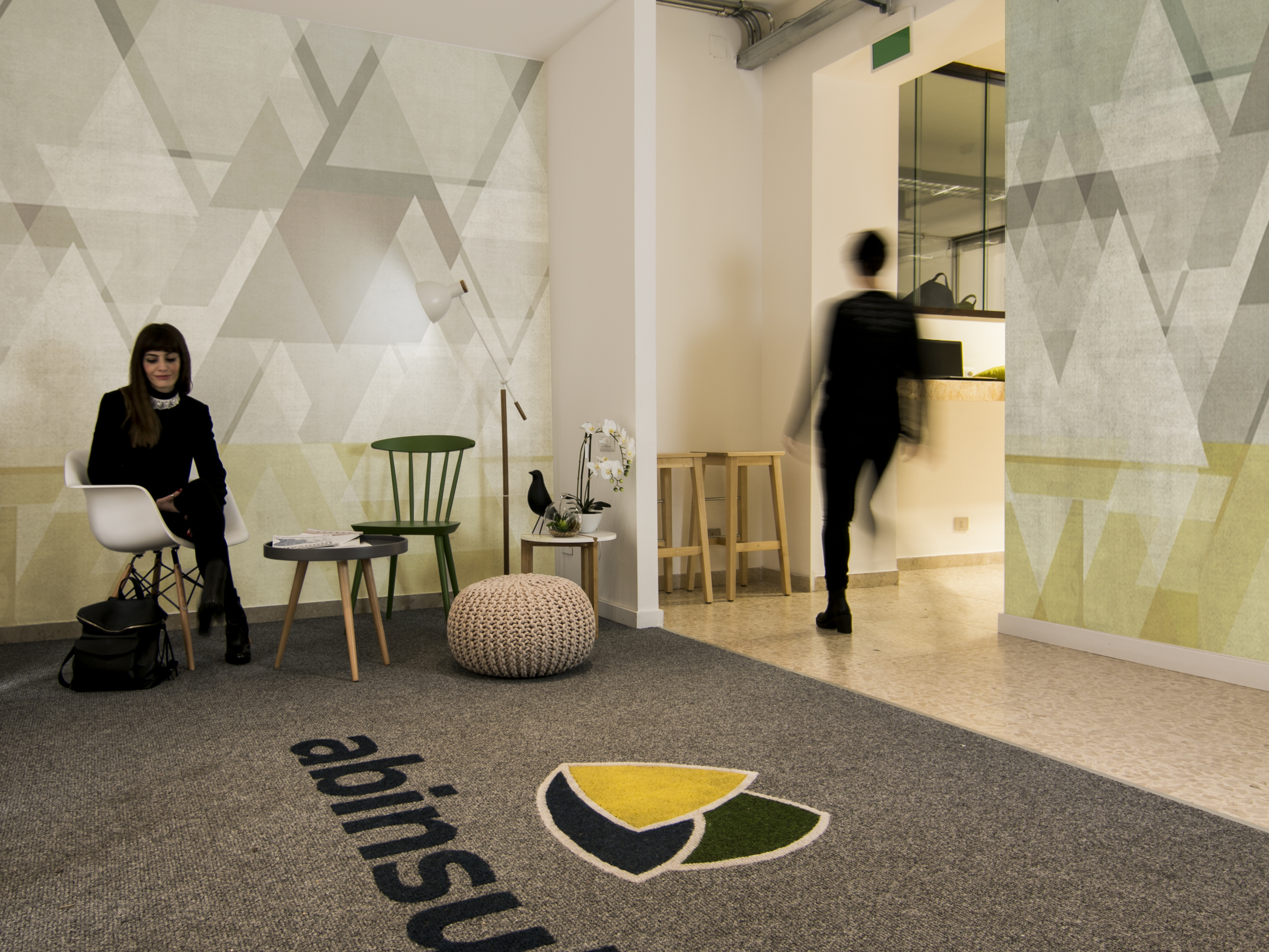 定制 OSB 隔板打造灵动办公空间-1