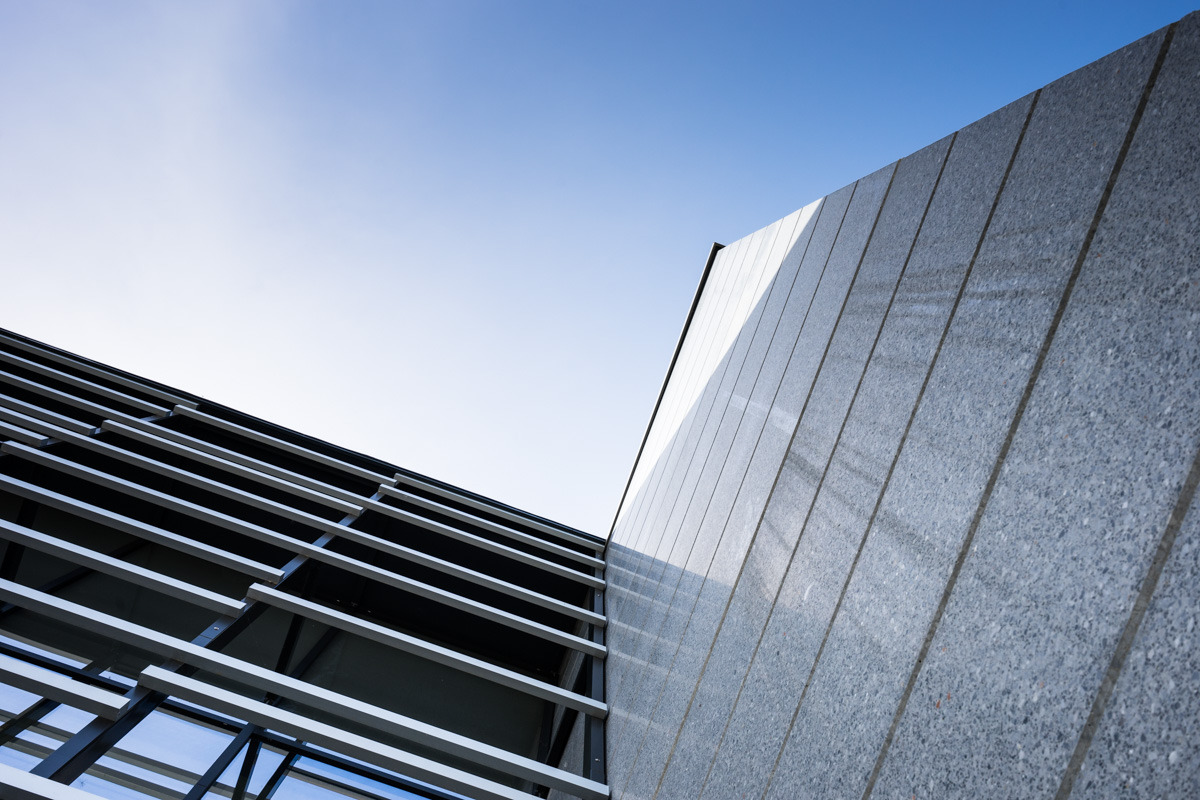 意式工厂变身透明地标,绿色办公新概念-5