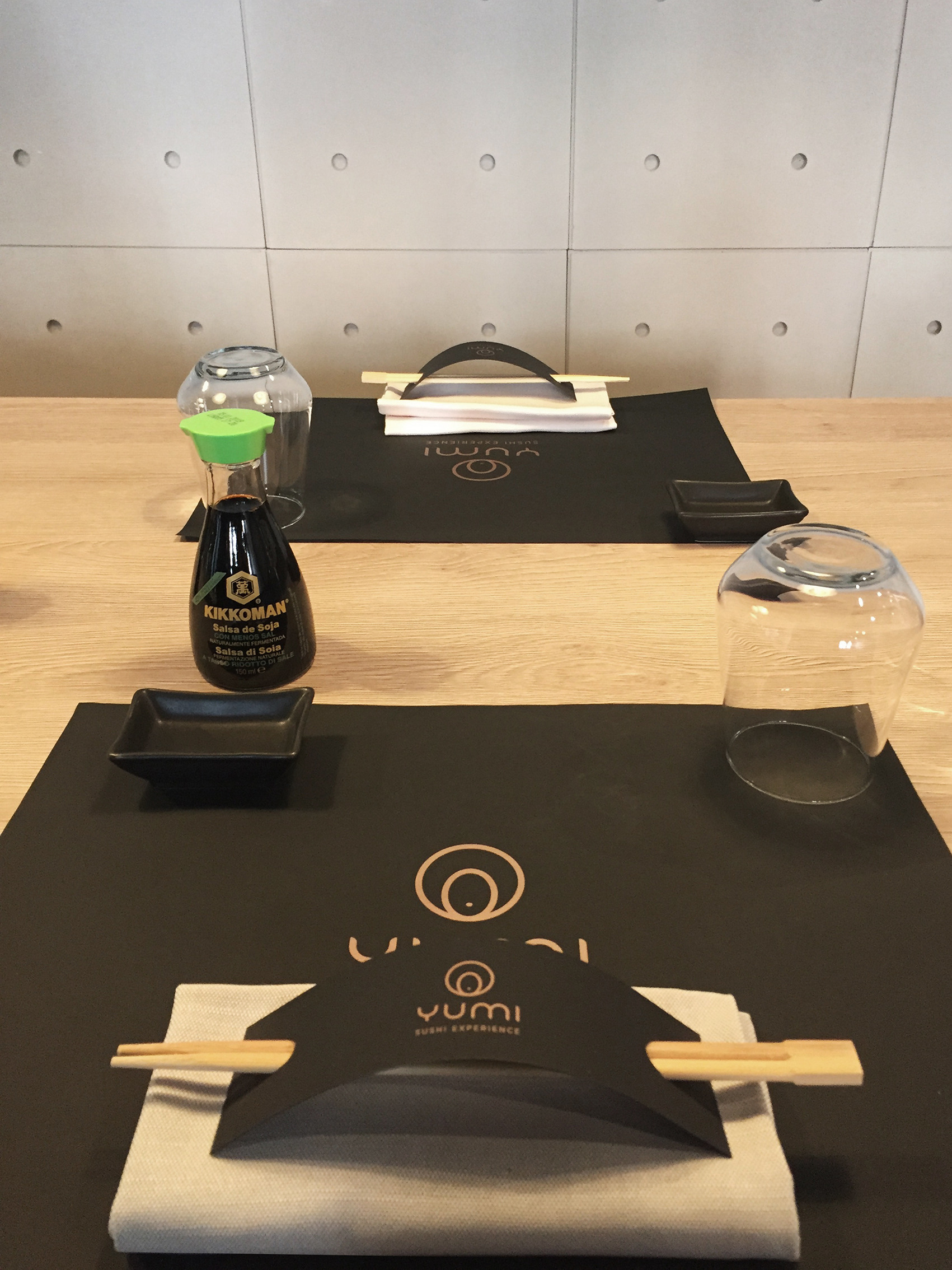 创意纸石纹卫生间，玫瑰金链条瓶架，惊艳的 YUMI 寿司体验-7