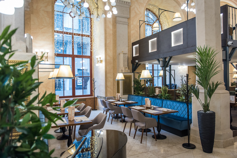 布达佩斯百年建筑中的现代餐厅-4