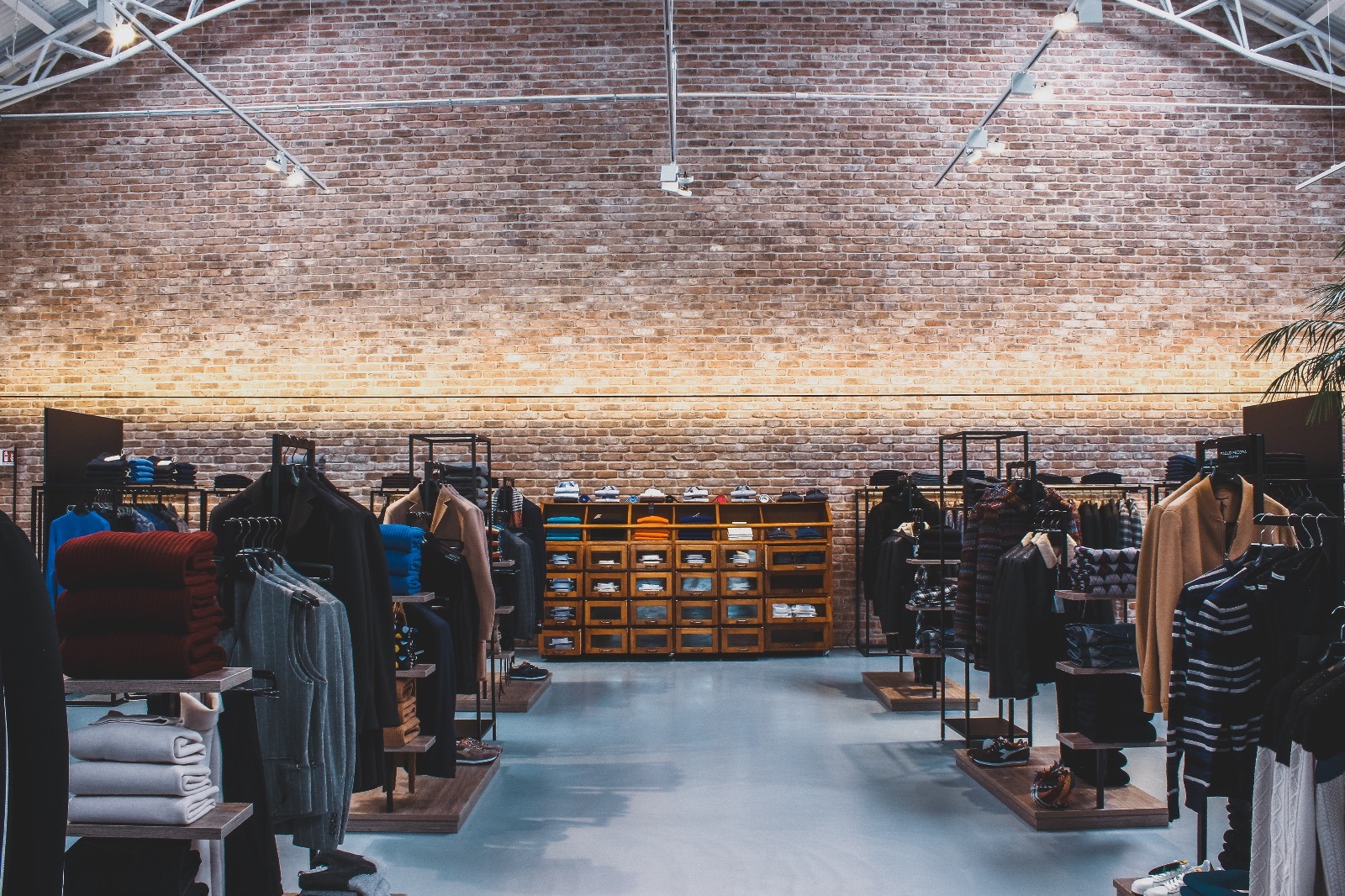 废弃工业建筑的时尚变身——Ghelfi 服装店室内设计-11