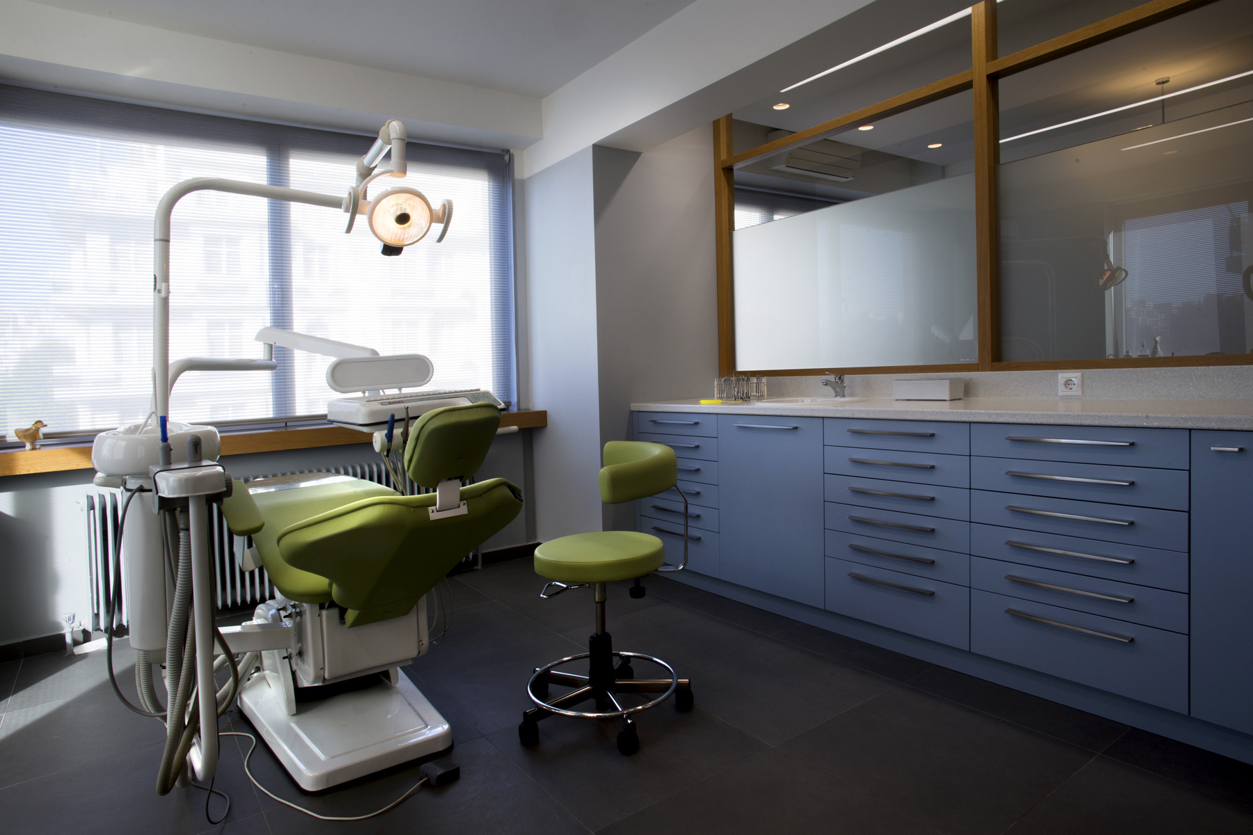 温馨透明的牙科诊所设计-9