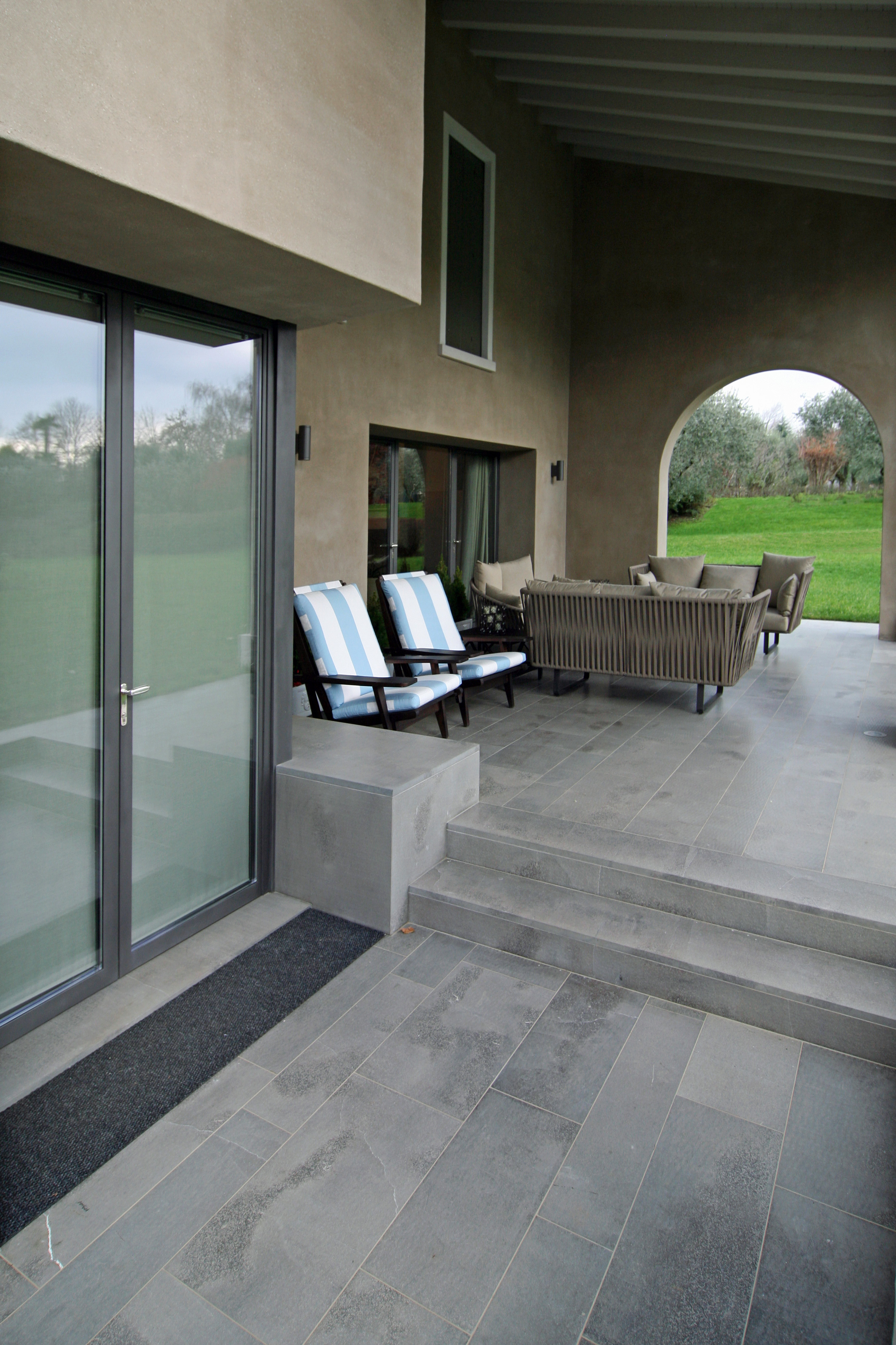 乡村农舍翻新扩建，融入自然风光-5