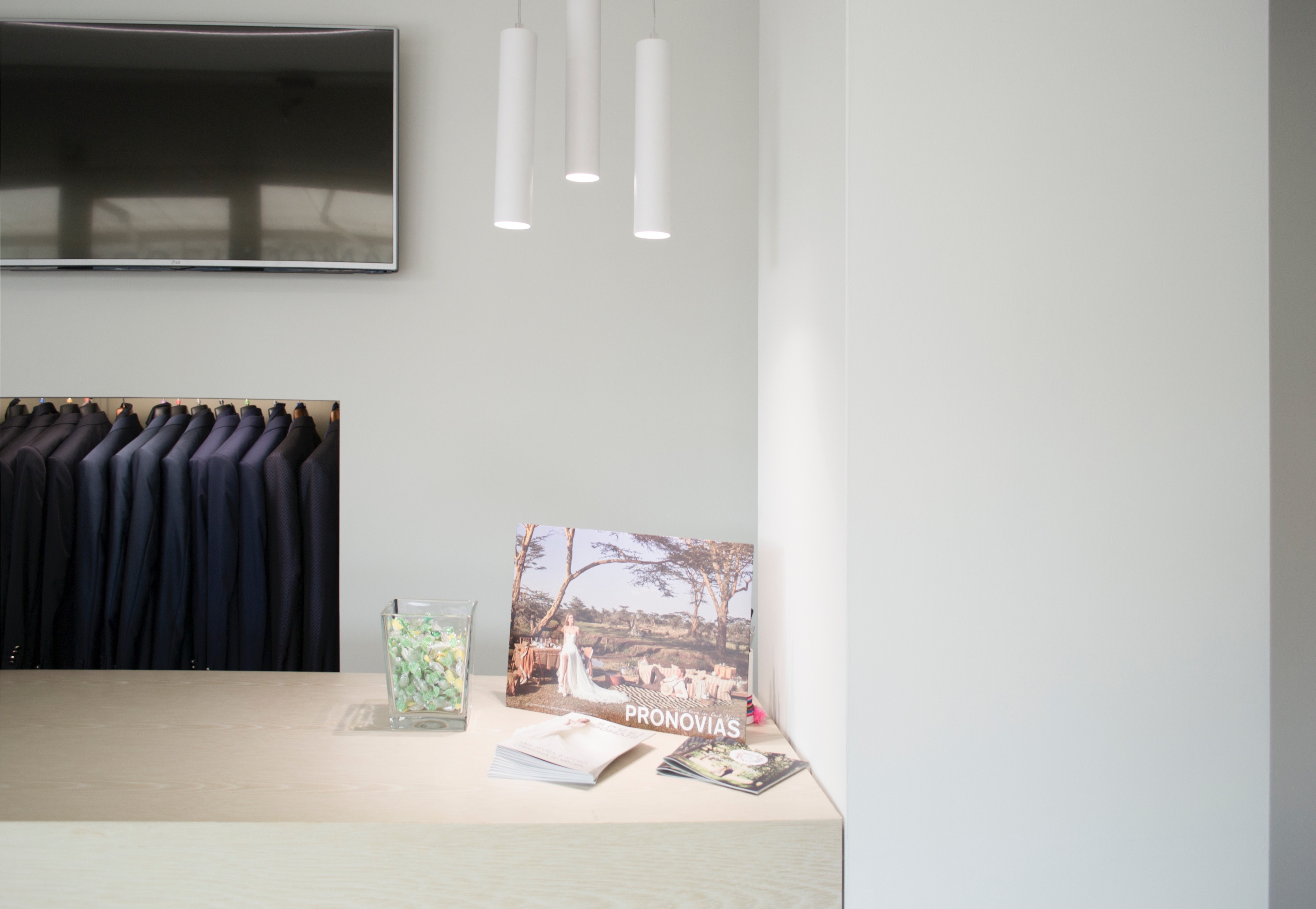 重塑 80 年代住宅底商，打造现代婚庆服饰店-0