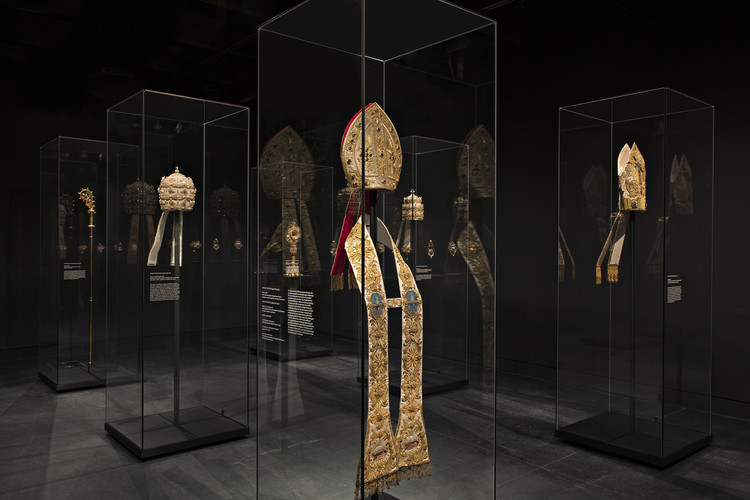 天堂物体 · 时尚与中世纪基督教艺术的对话-17