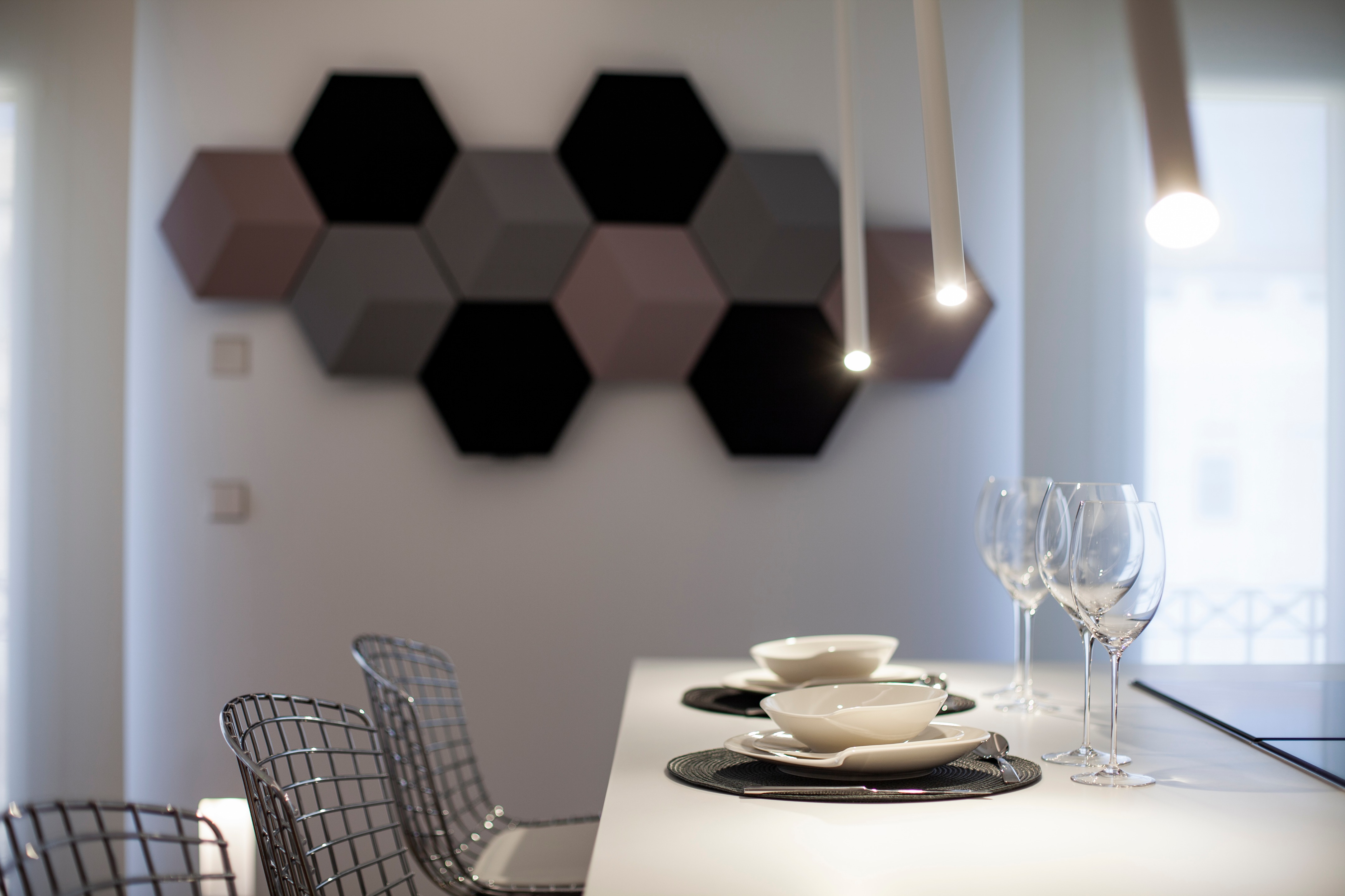 极简风格顶层公寓，温暖木质地板与经典黑白浴室设计-14