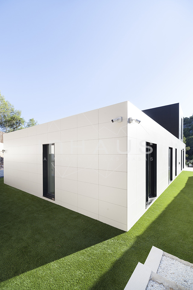 巴塞罗那简约现代模块化别墅-19