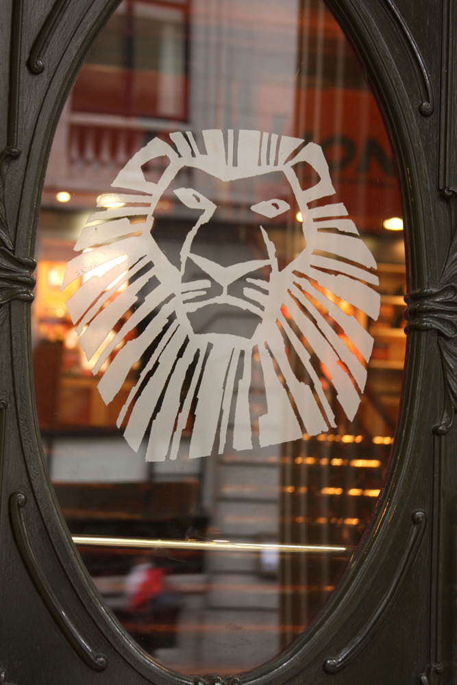 《迪士尼戏剧 | 狮子王、纽约与伦敦 - 泰山、纽约》户外销售货亭与推车设计-2