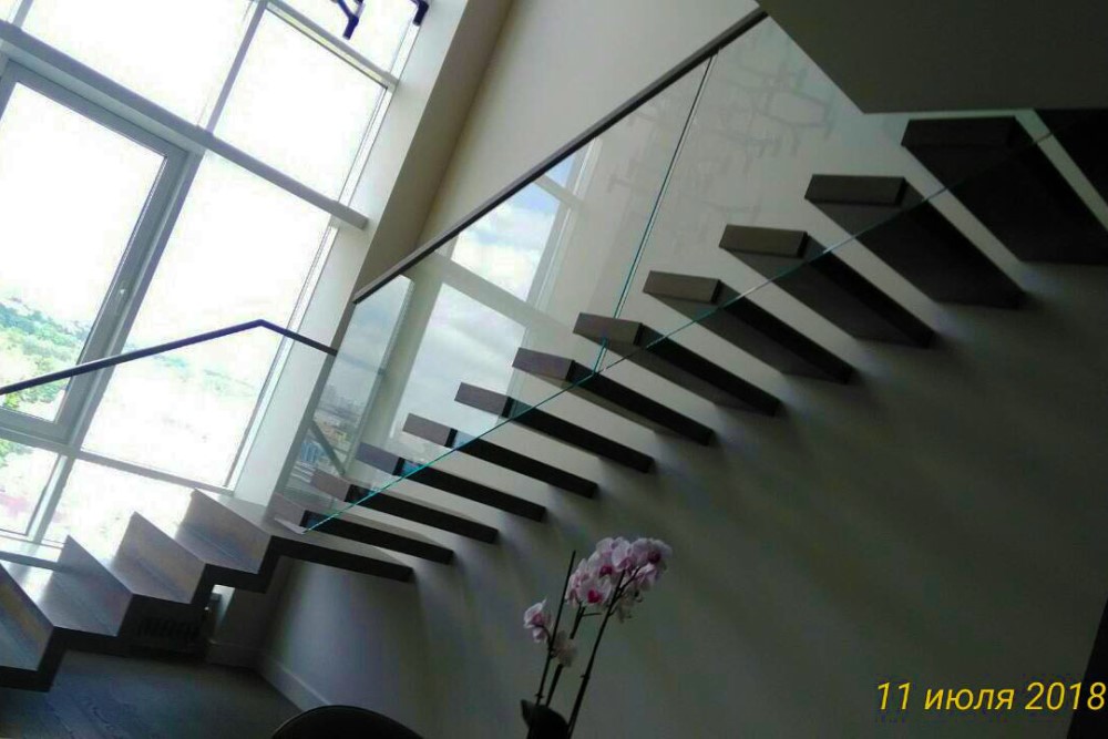 玻璃幕墙上的悬浮楼梯-7