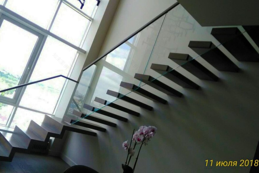 玻璃幕墙上的悬浮楼梯-7