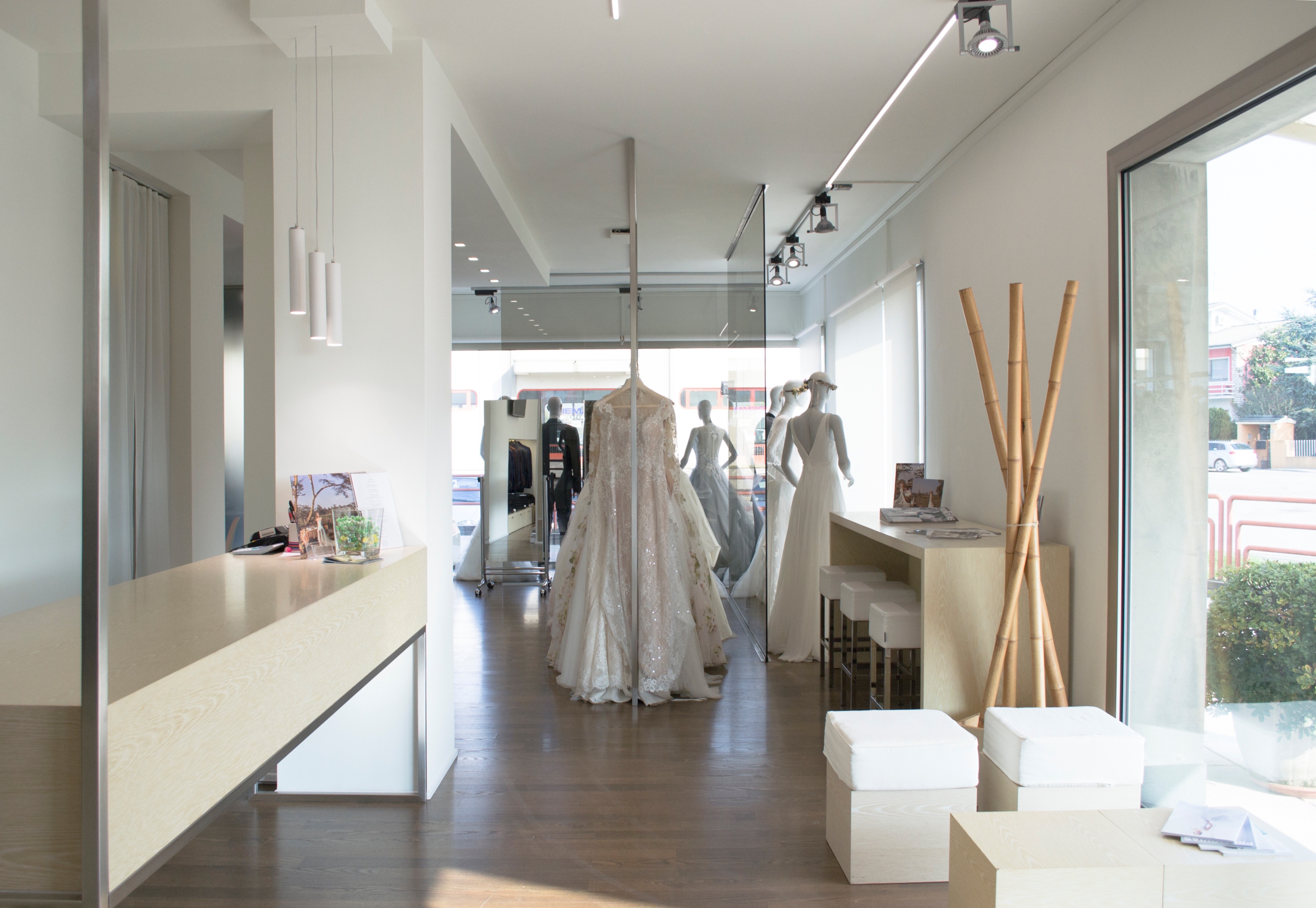 重塑 80 年代住宅底商,打造现代婚庆服饰店-1