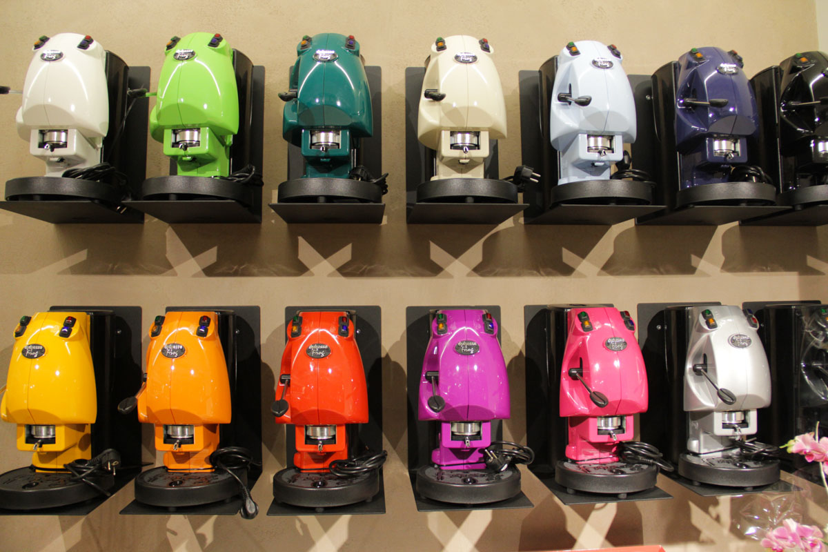 优雅珠宝般的咖啡店设计-7