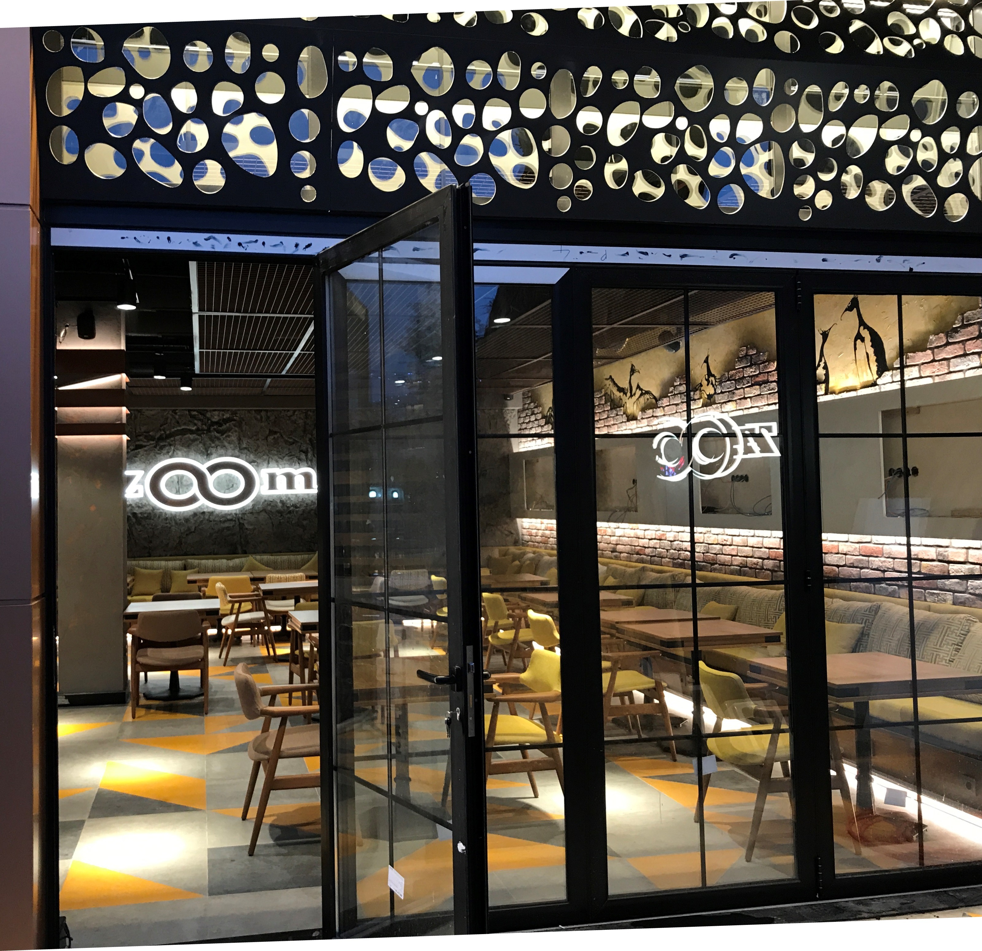 2017 年完成的 ZOOM 咖啡餐厅室内设计案例-4