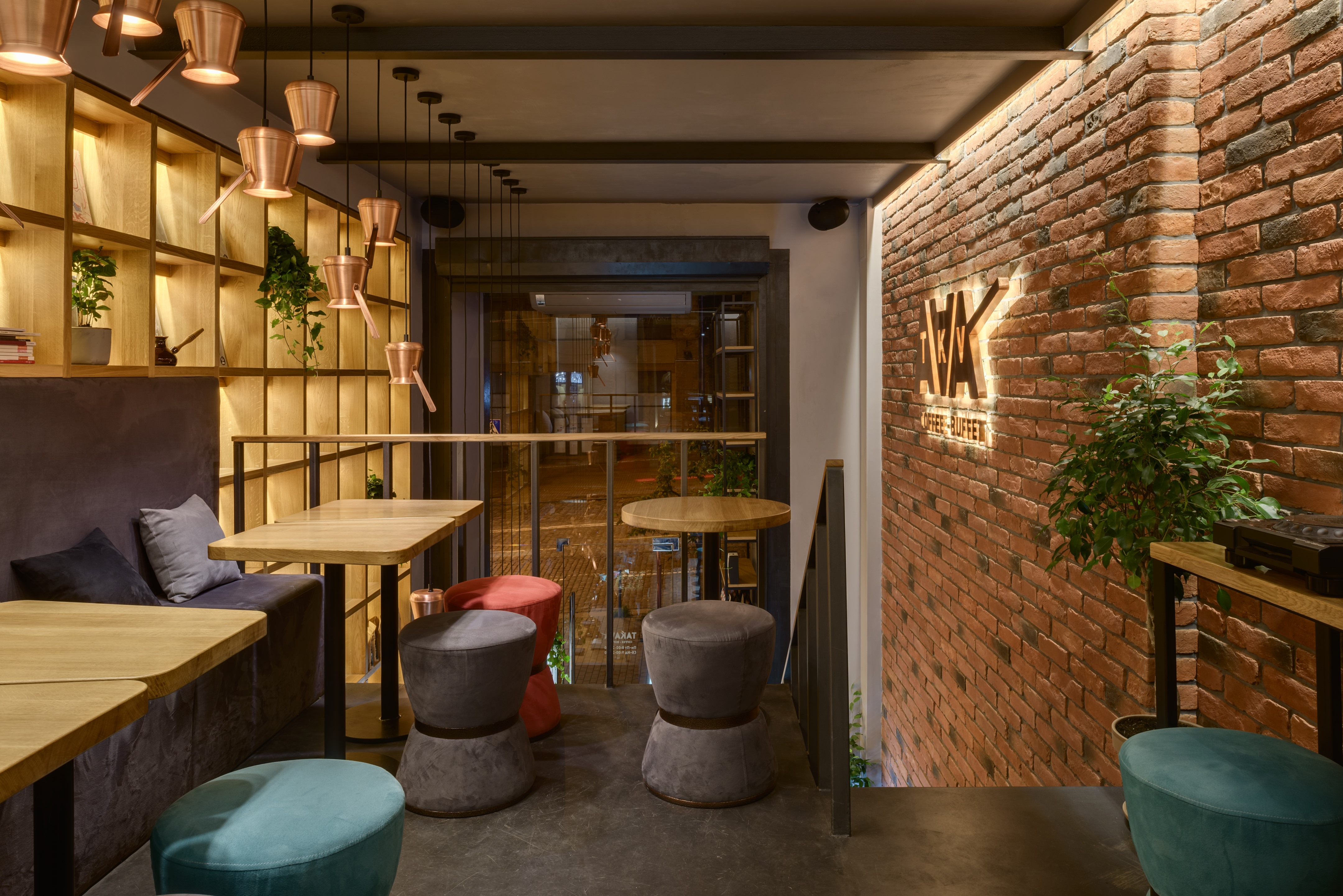 乌克兰 TAKAVA 咖啡馆 | 温馨木质、铜元素与复古氛围的巧妙结合-39
