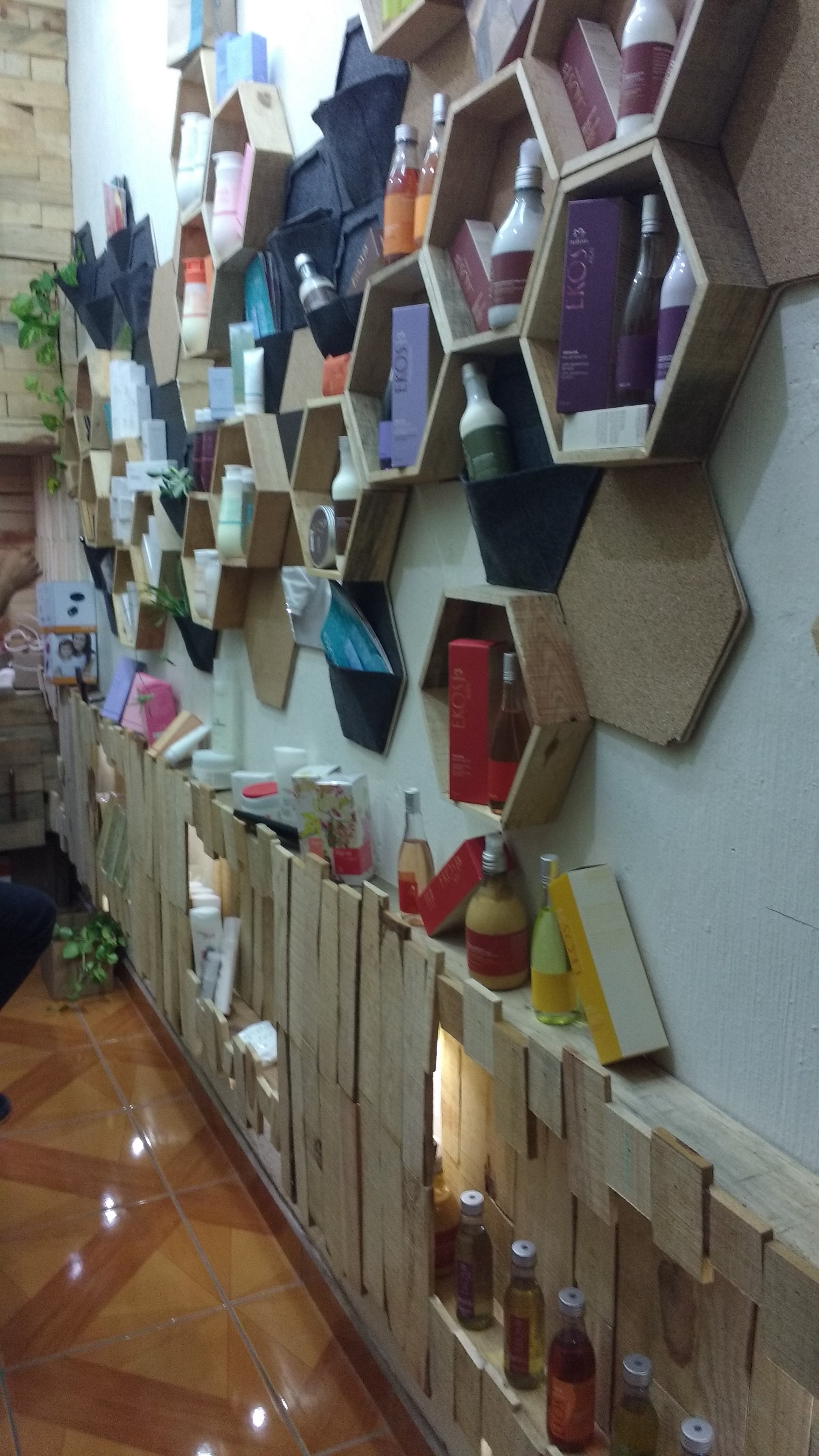 环保可持续的香水化妆品店设计-12