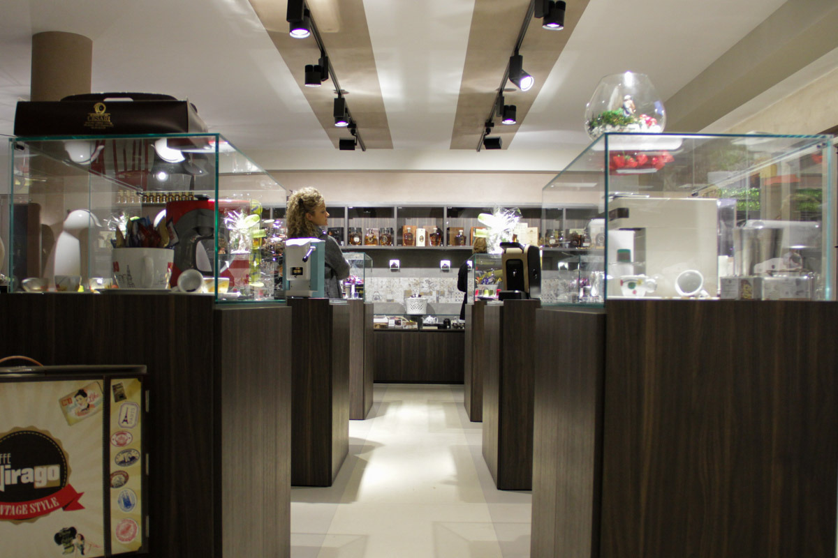 优雅珠宝般的咖啡店设计-15