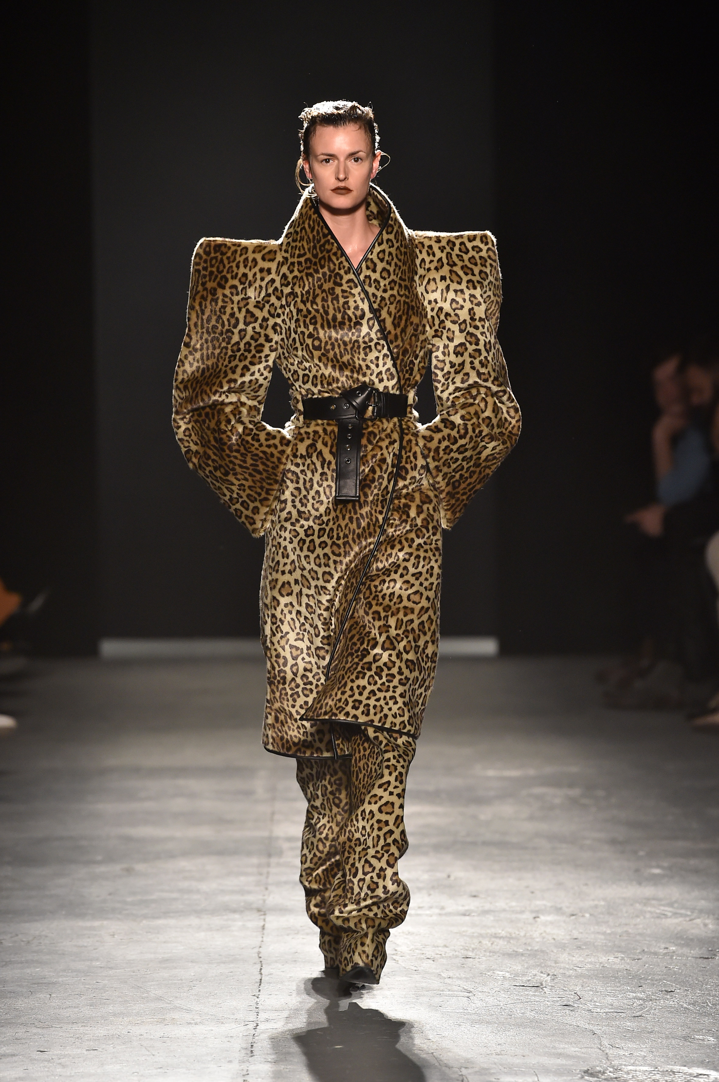 普格拆解 80 年代电力造型 伦敦时装周展示秋季系列-3