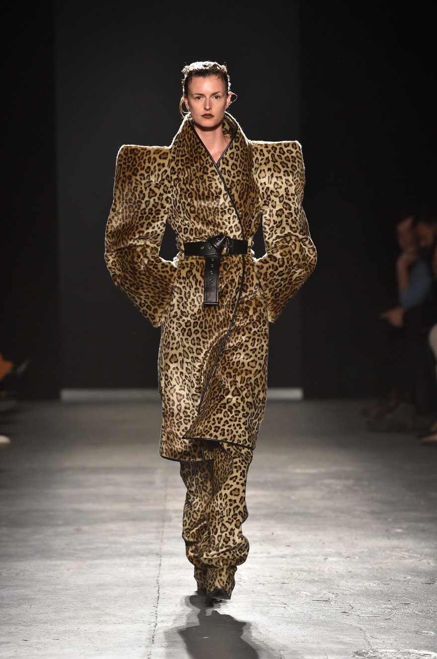 普格拆解 80 年代电力造型 伦敦时装周展示秋季系列-3