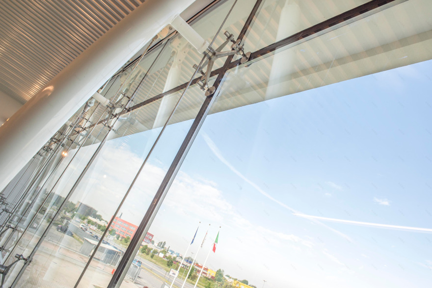 玻璃与钢铁的现代办公空间-19