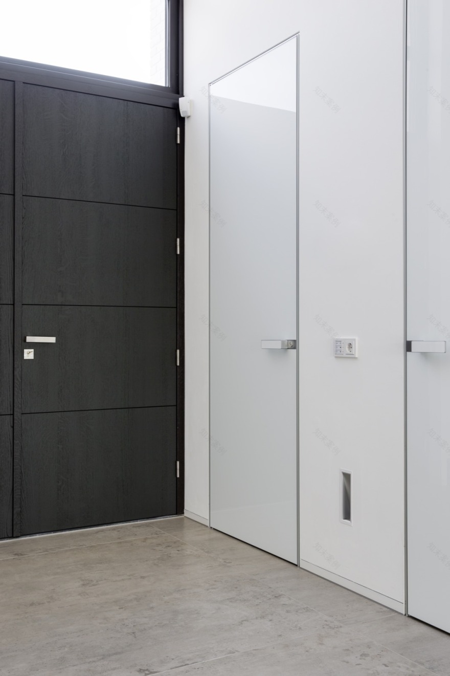 现代乡村别墅的 Rimadesio 月亮门设计-1