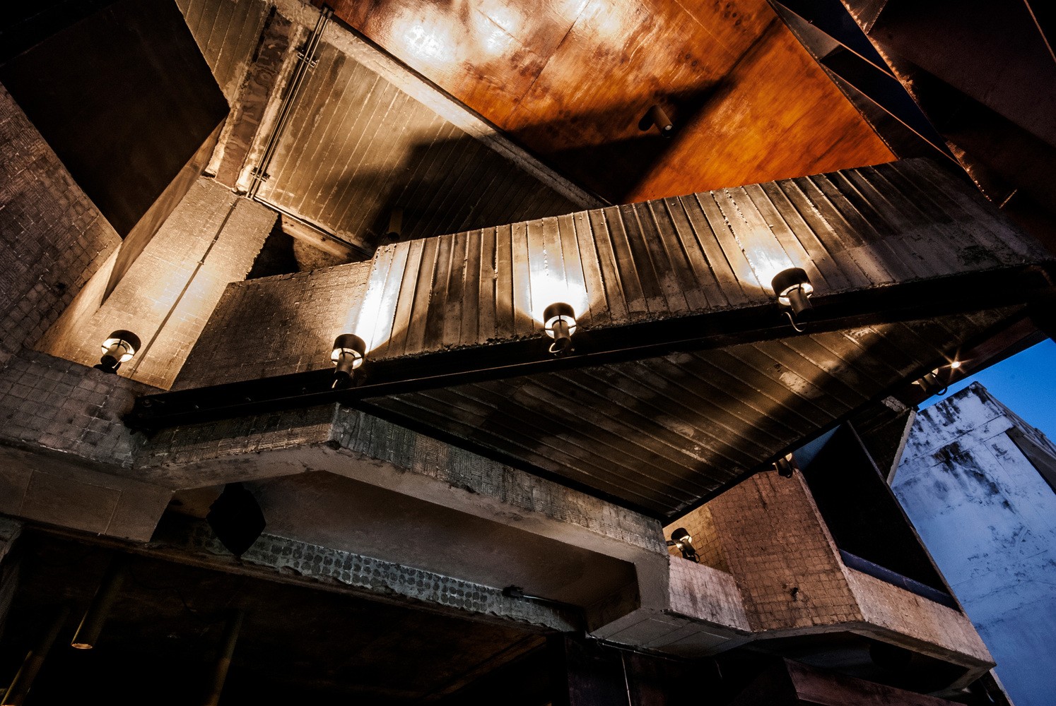 曼谷“过时”混凝土泰国餐厅,融入废弃背景的弹出式美食空间-23