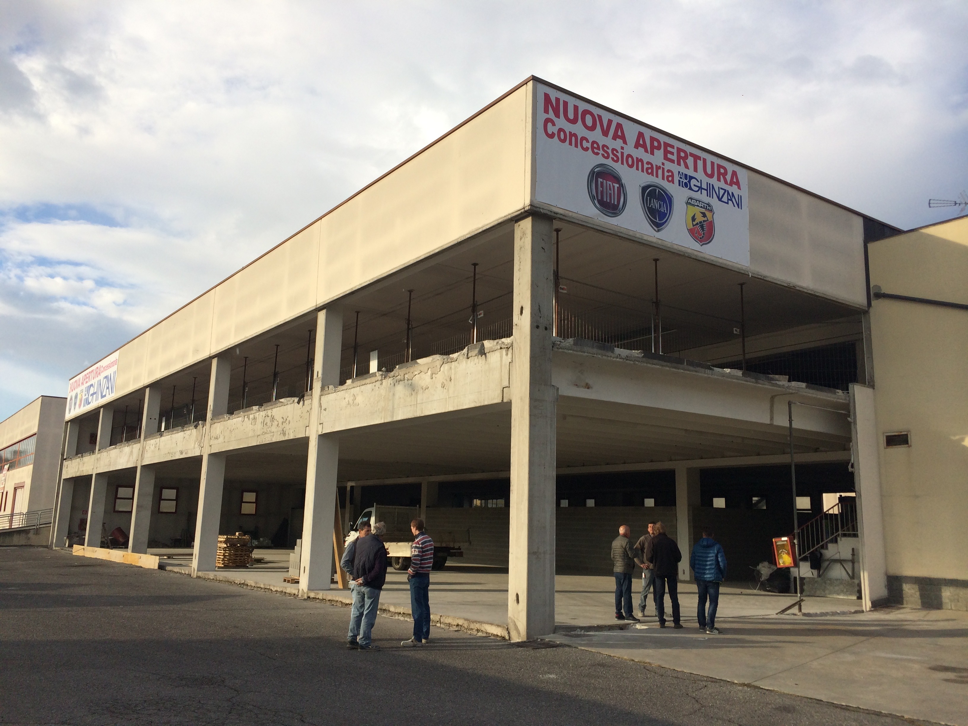 改造意大利厂房 打造现代汽车销售展示空间-31