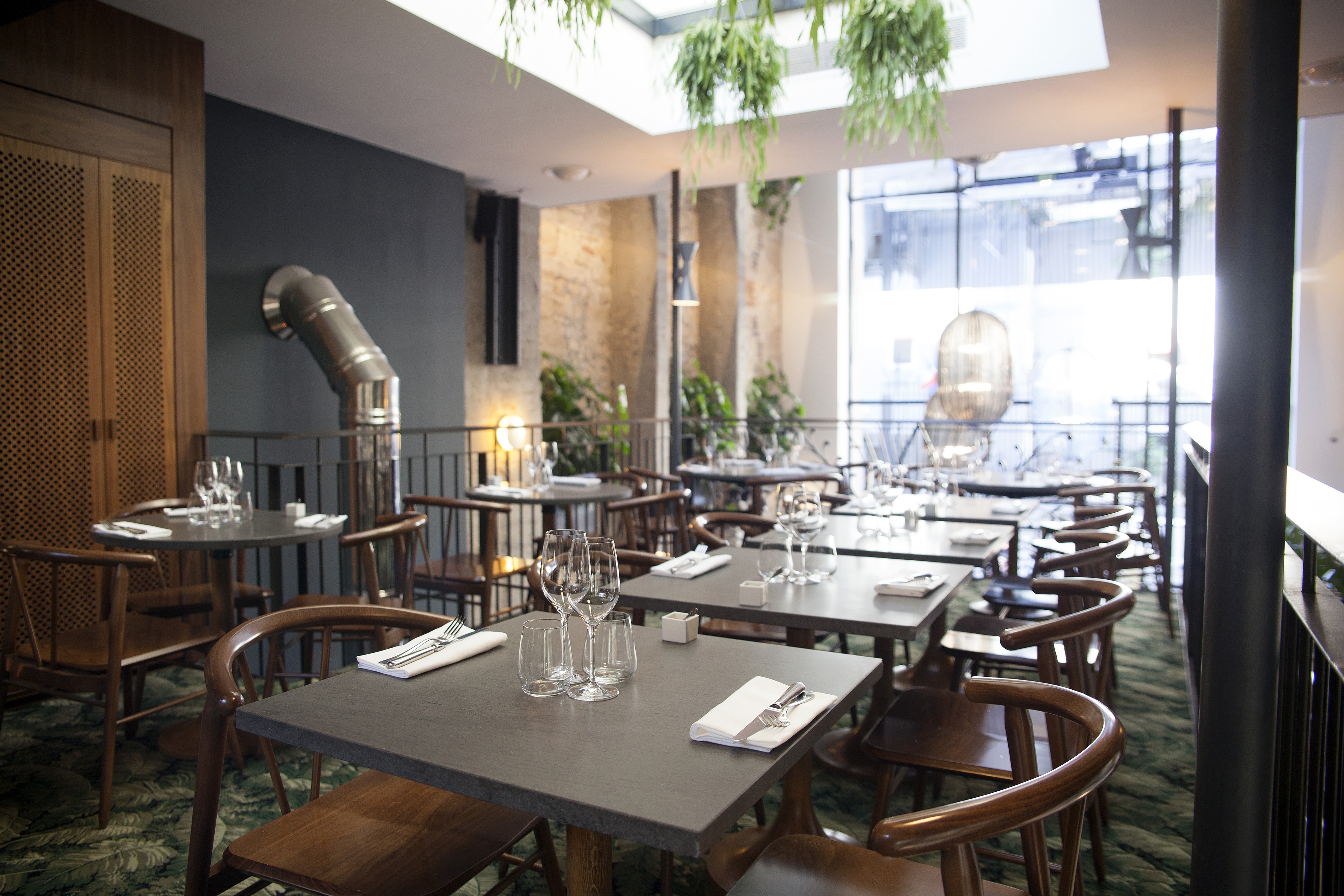 达罗科意大利餐厅 | 绿色印度大理石与黑色圣劳伦斯大理石的巧妙运用-9