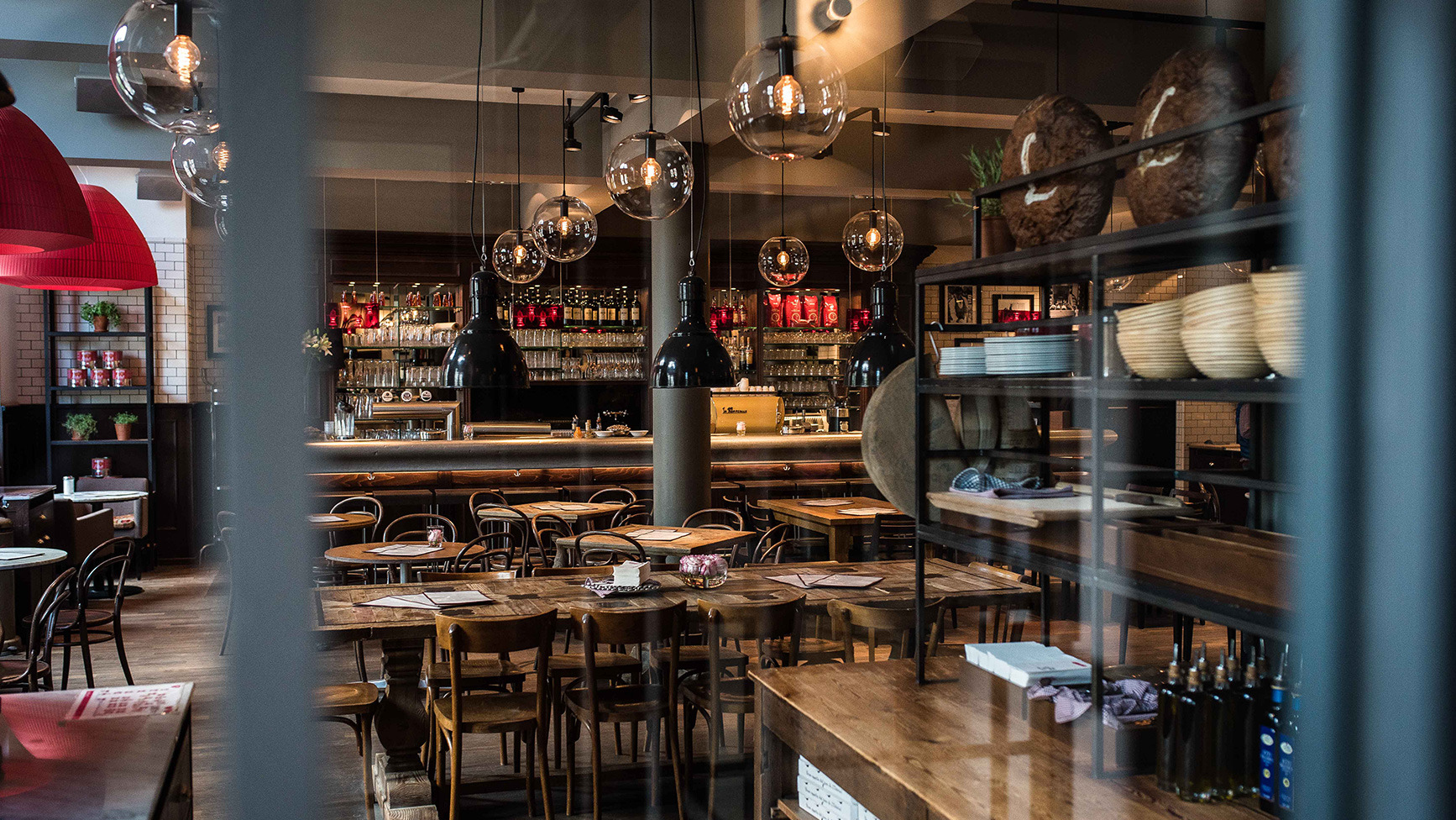 意大利美食餐厅的红色黄色彩虹设计-10