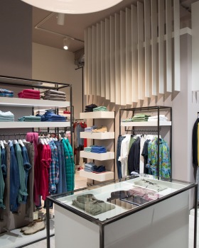 2015 年完成的“My Wear”木结构展示店