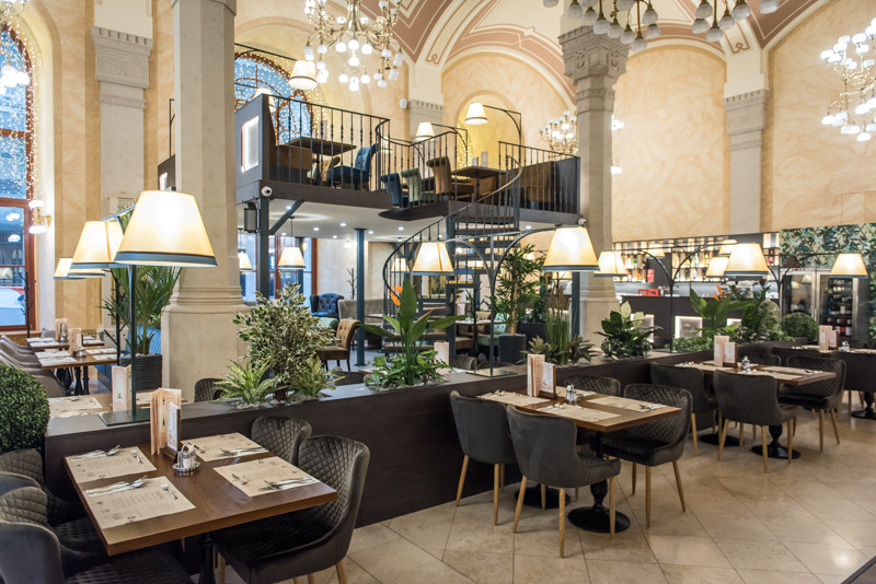 布达佩斯百年建筑中的现代餐厅-6