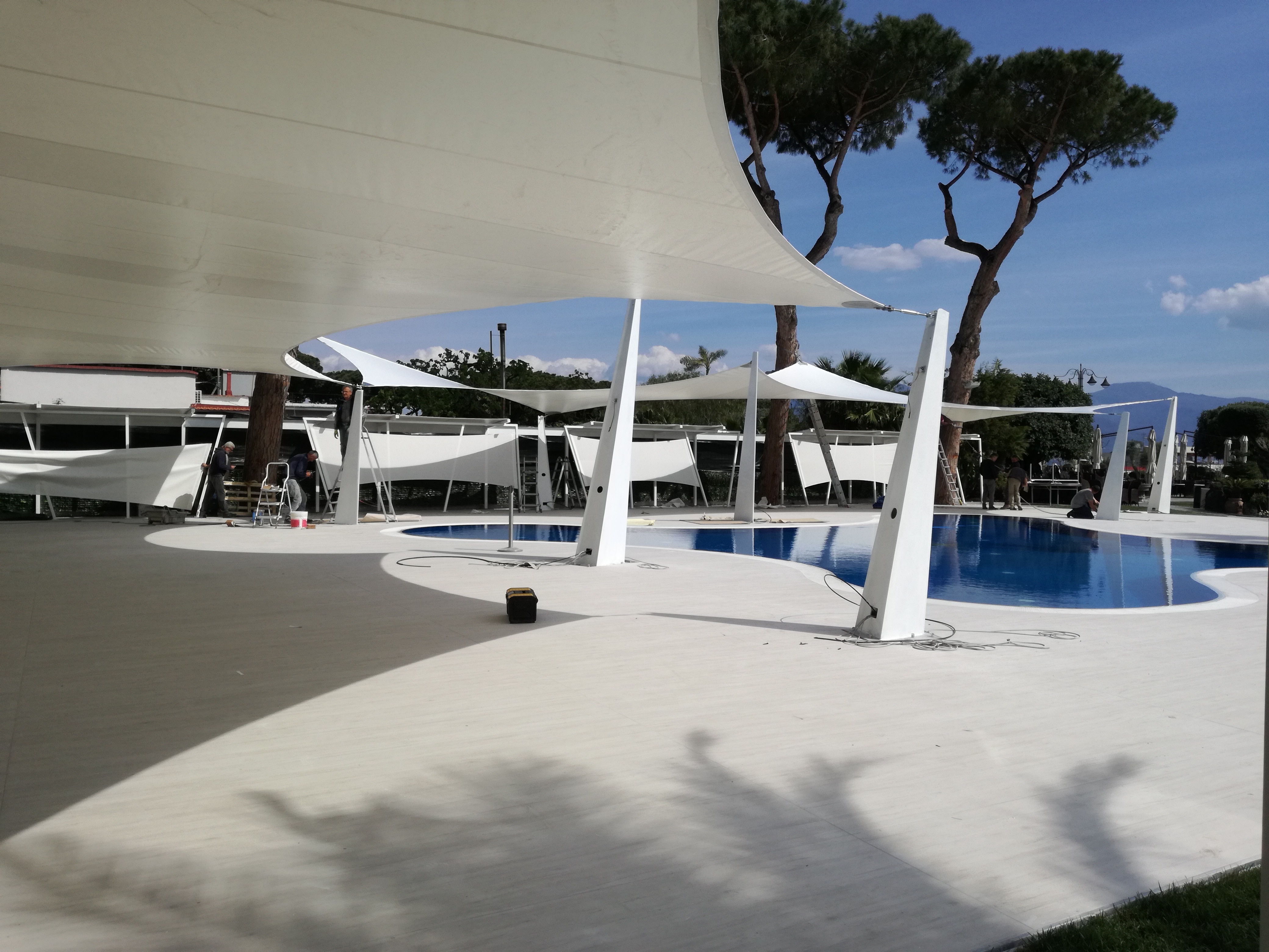 融合自然与建筑的蓝马林俱乐部餐厅设计-11