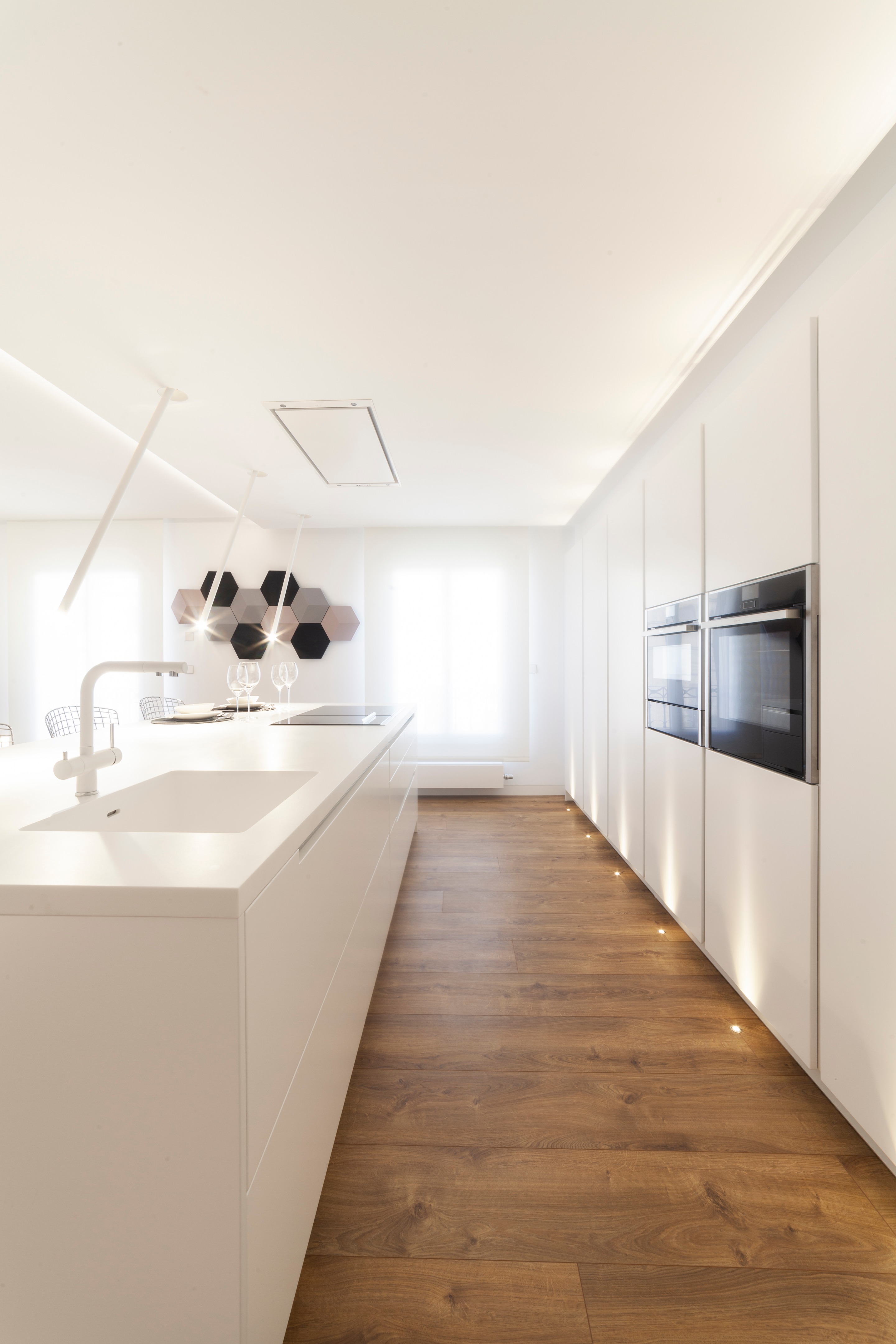 极简风格顶层公寓，温暖木质地板与经典黑白浴室设计-10