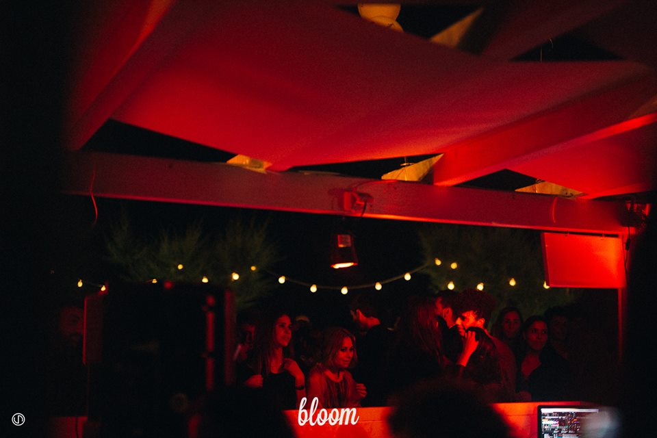 2013 年完成的 Bloom 海滩酒吧 | 木质结构与海洋风情的完美融合-13