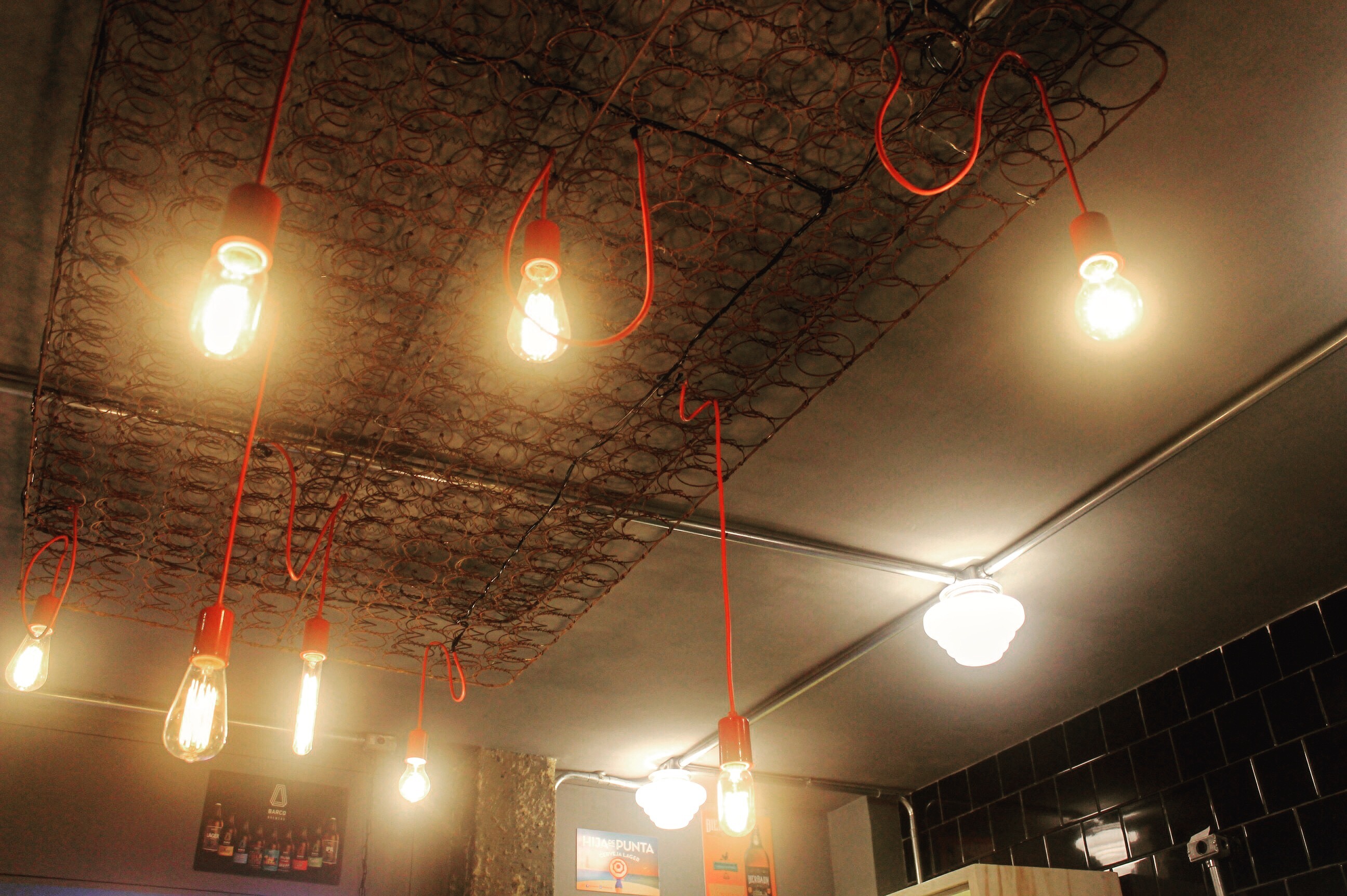 巴西 Madre Teresa 啤酒工坊——工业风展现个性与动态-11