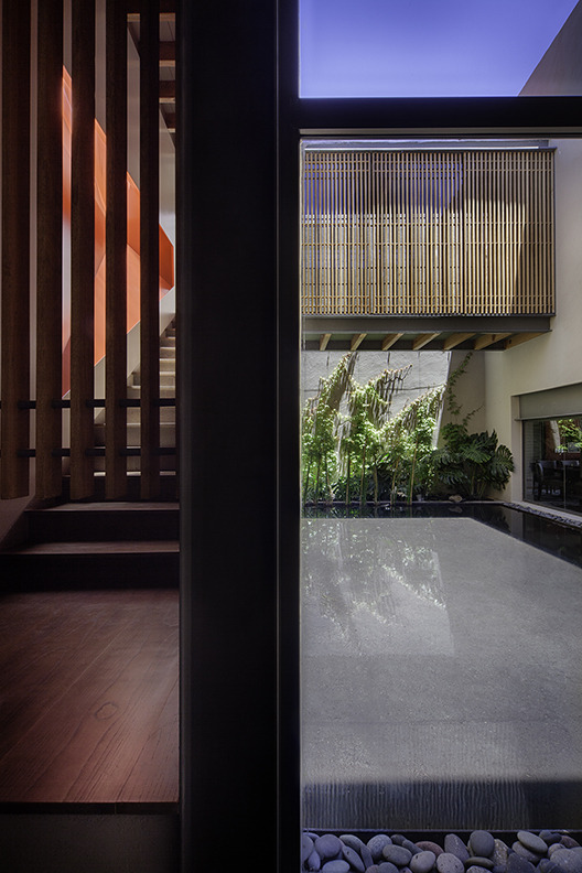 2015 年改造的墨西哥私人住宅——双层高大厅与反射池的巧妙结合-12