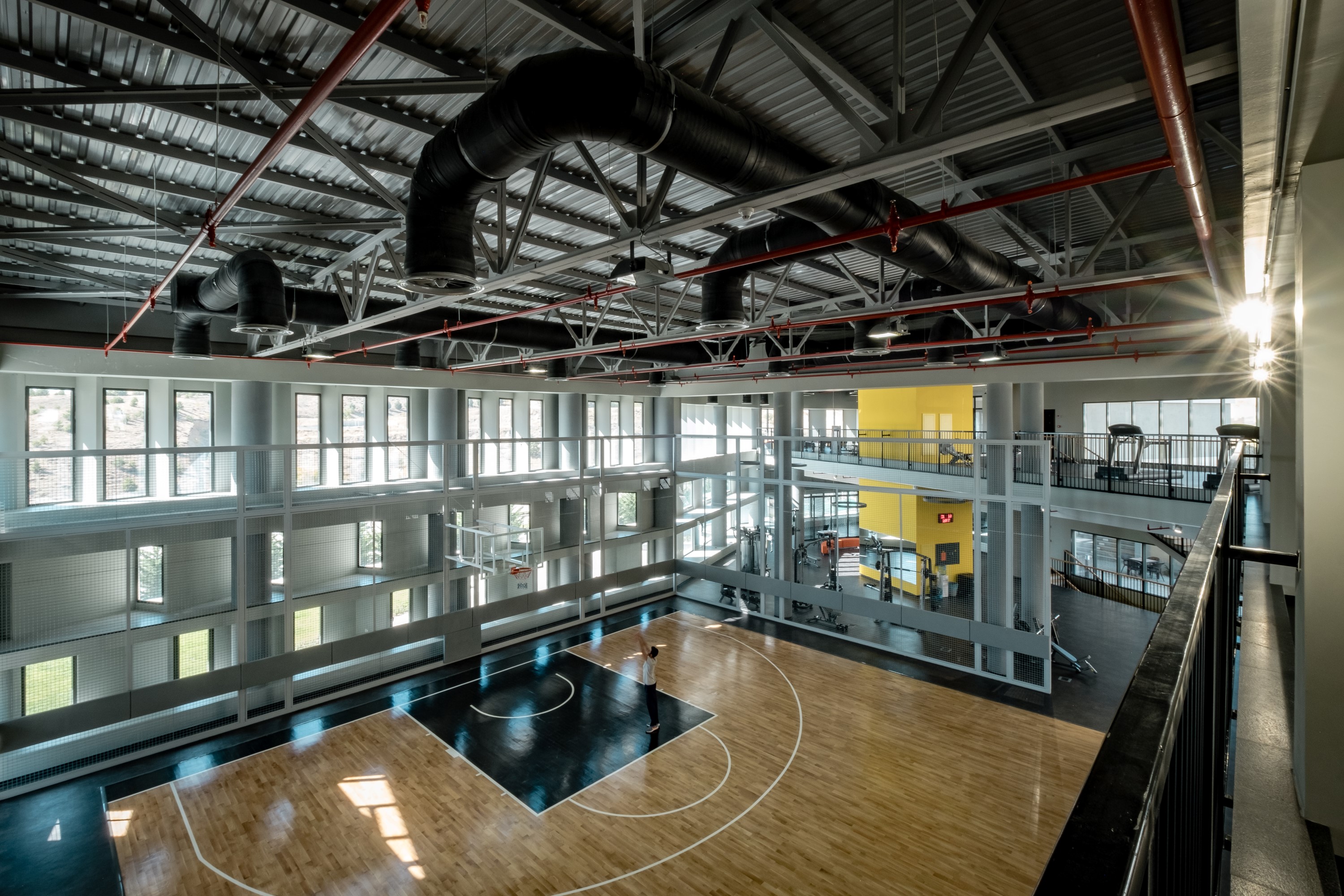 嵌于地形的活力中心——土耳其 Cankaya 大学体育中心-6