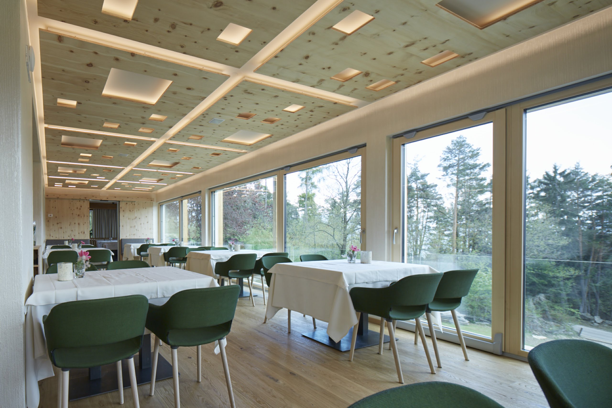 高山上的豪华餐厅-27