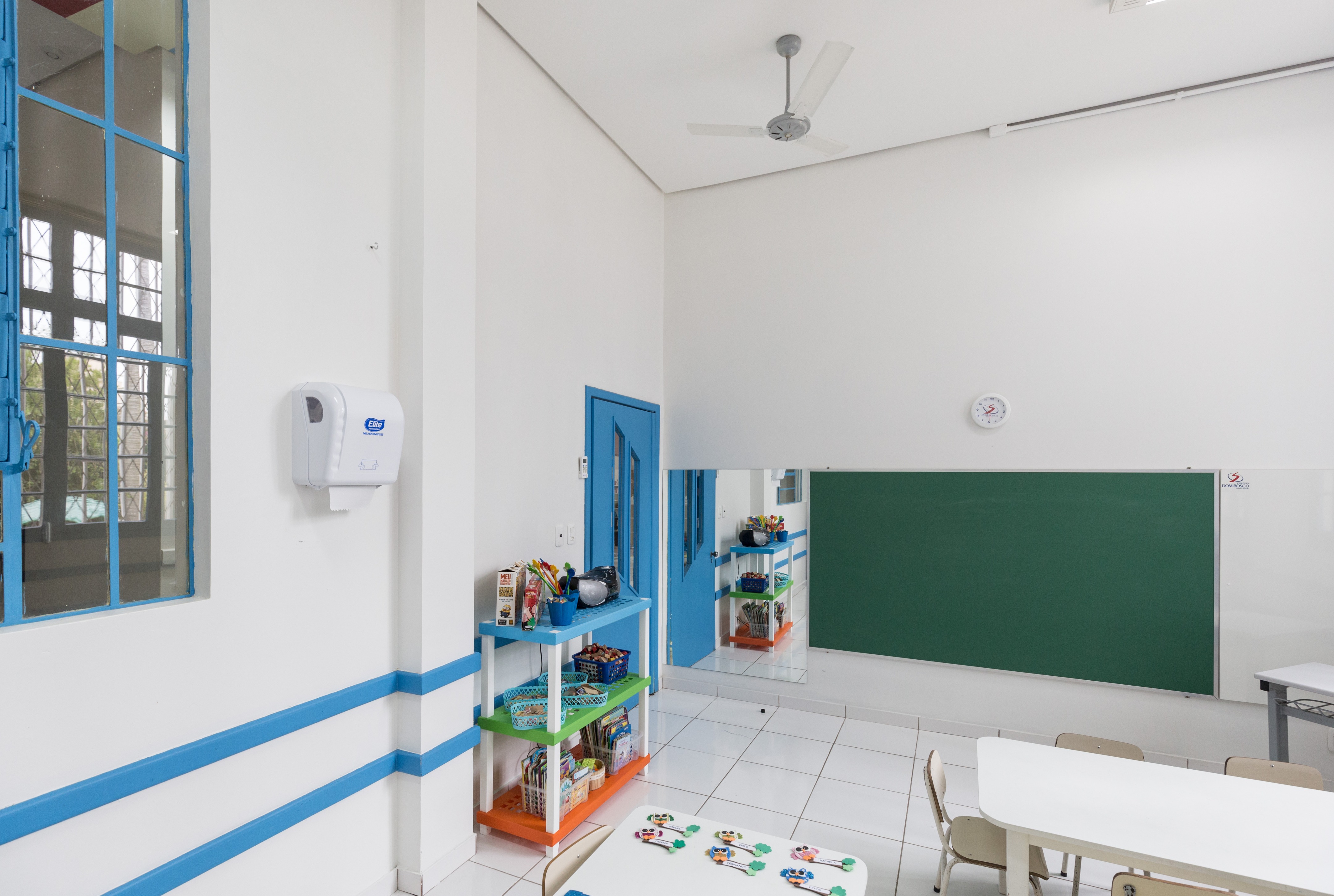 巴西幼儿园色彩斑斓的空间设计-47