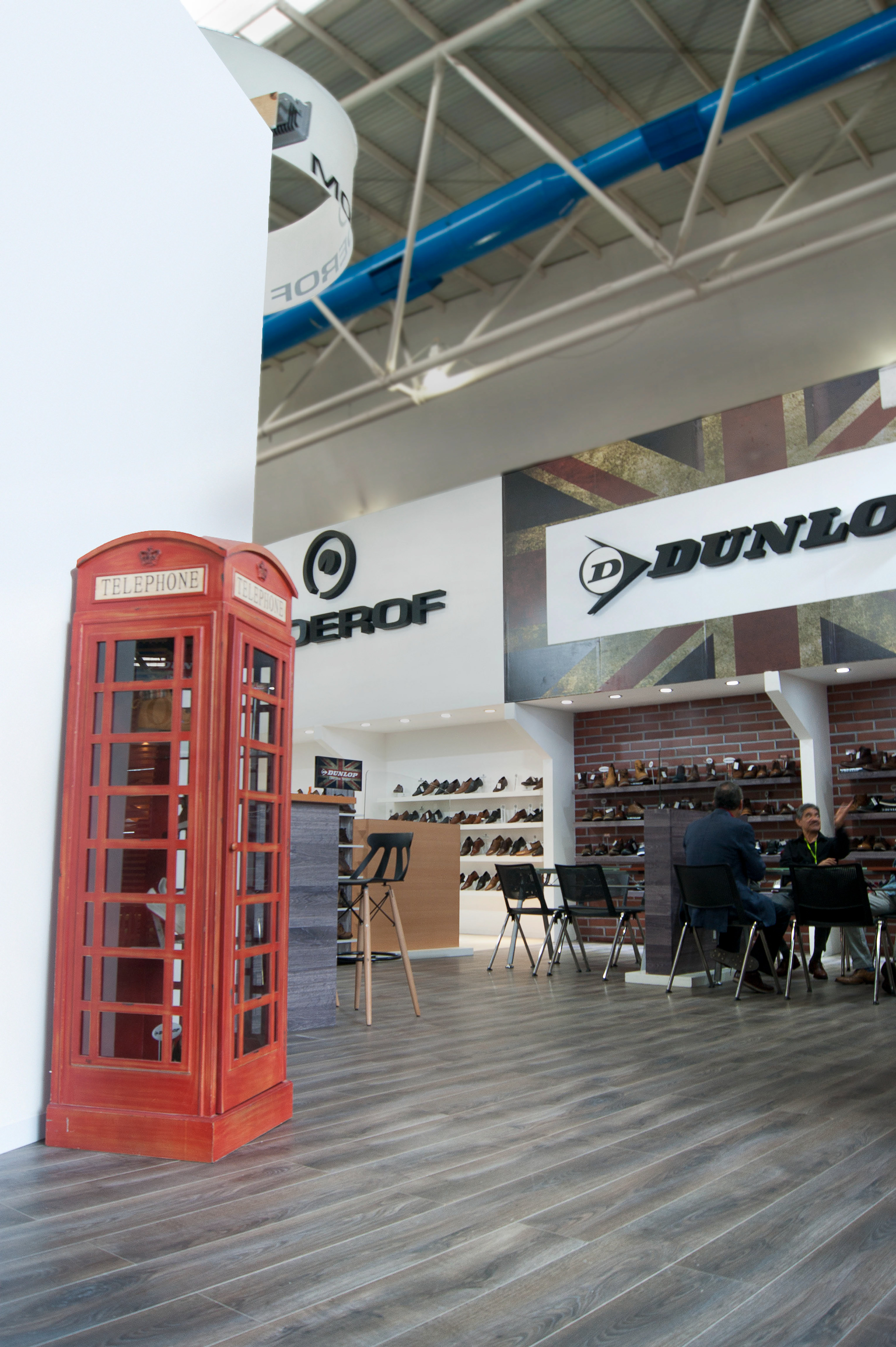 伦敦现代风融入品牌展示空间-5