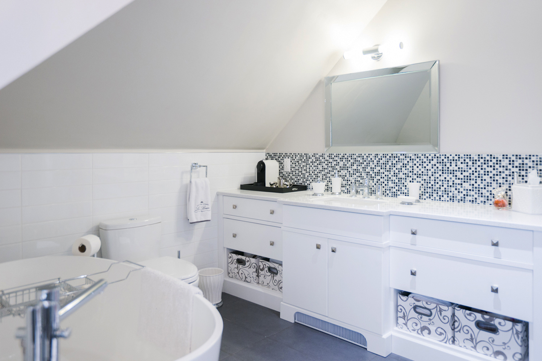 独特阁楼里的开放式主卧套房设计-7