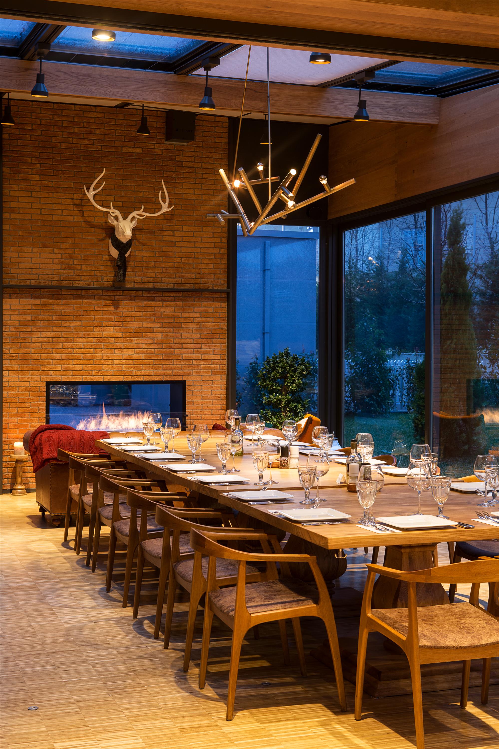 波兰烧烤餐厅，重现历史质感的室内设计-5