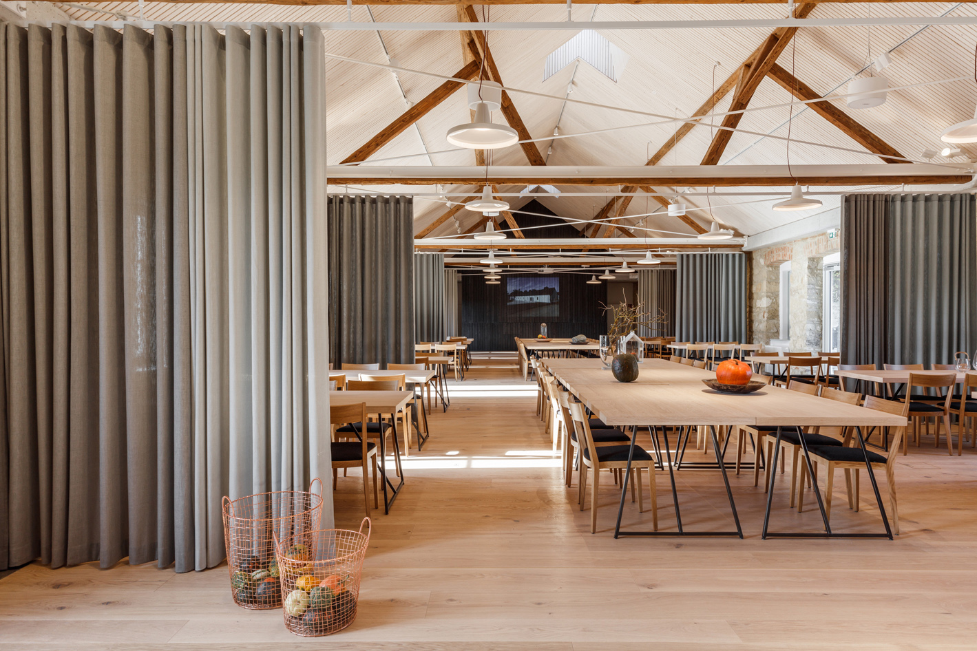 废弃奶牛场转型功能厅,历史与创新的完美结合-21