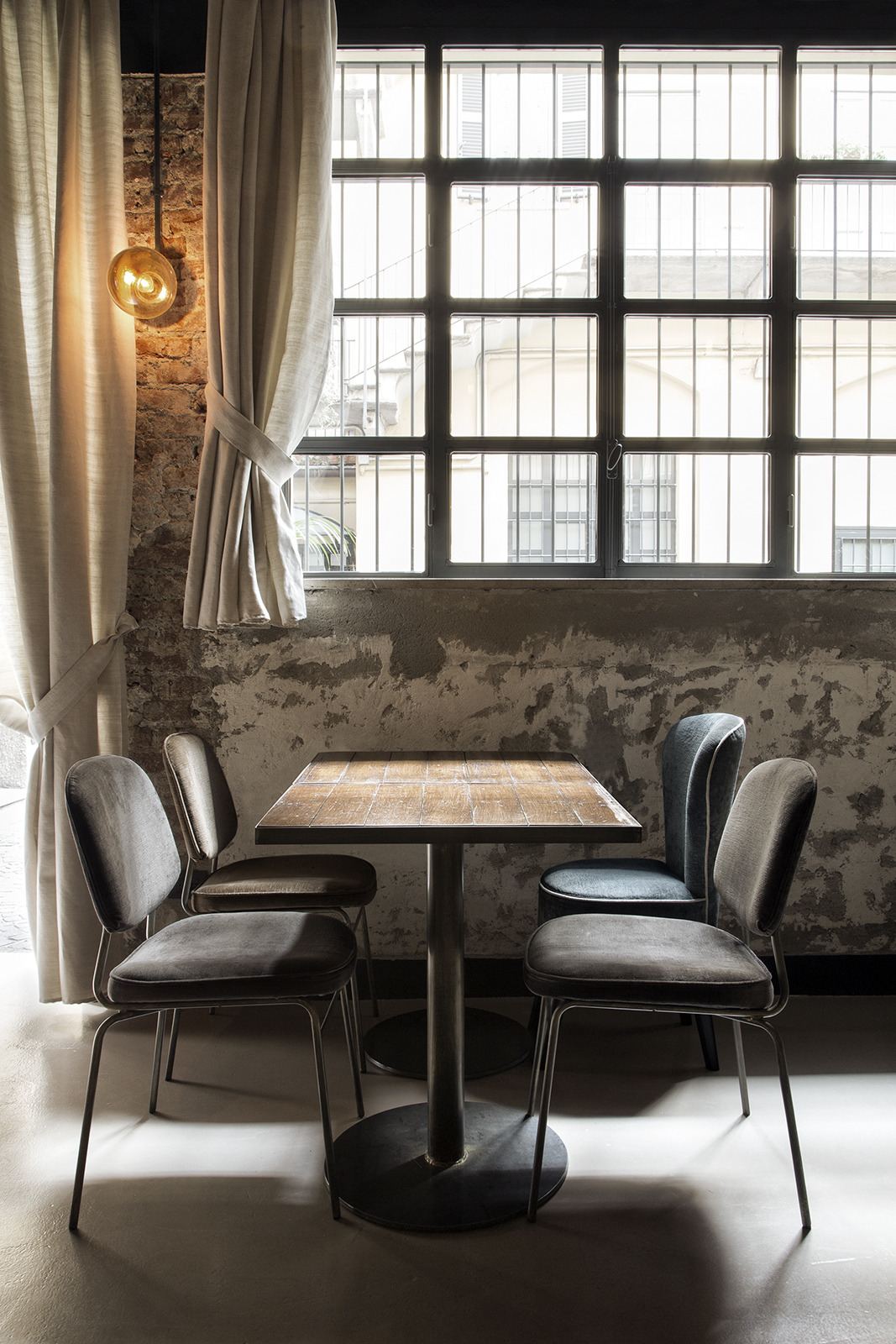 狭长空间变身优雅餐厅,设计师如何妙手回春?-8