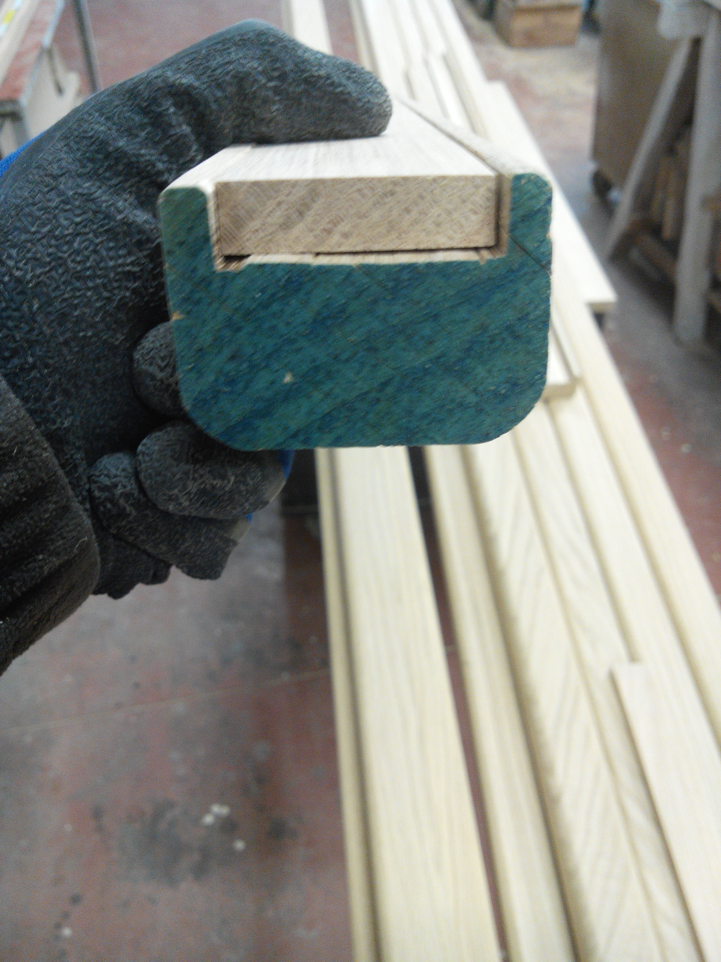 实木楼梯扶手，打造精致共管公寓空间-8