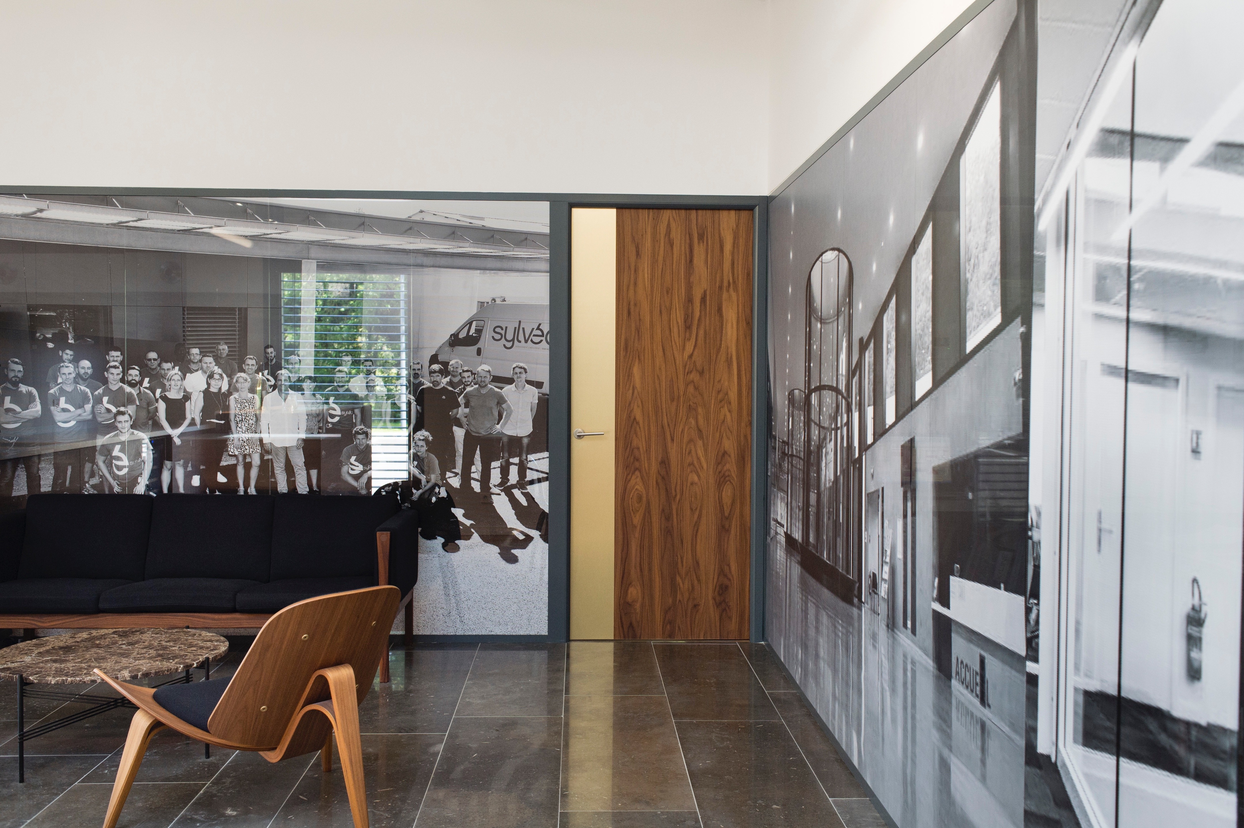 定制木质与黄铜家具打造温暖工业风办公空间-5