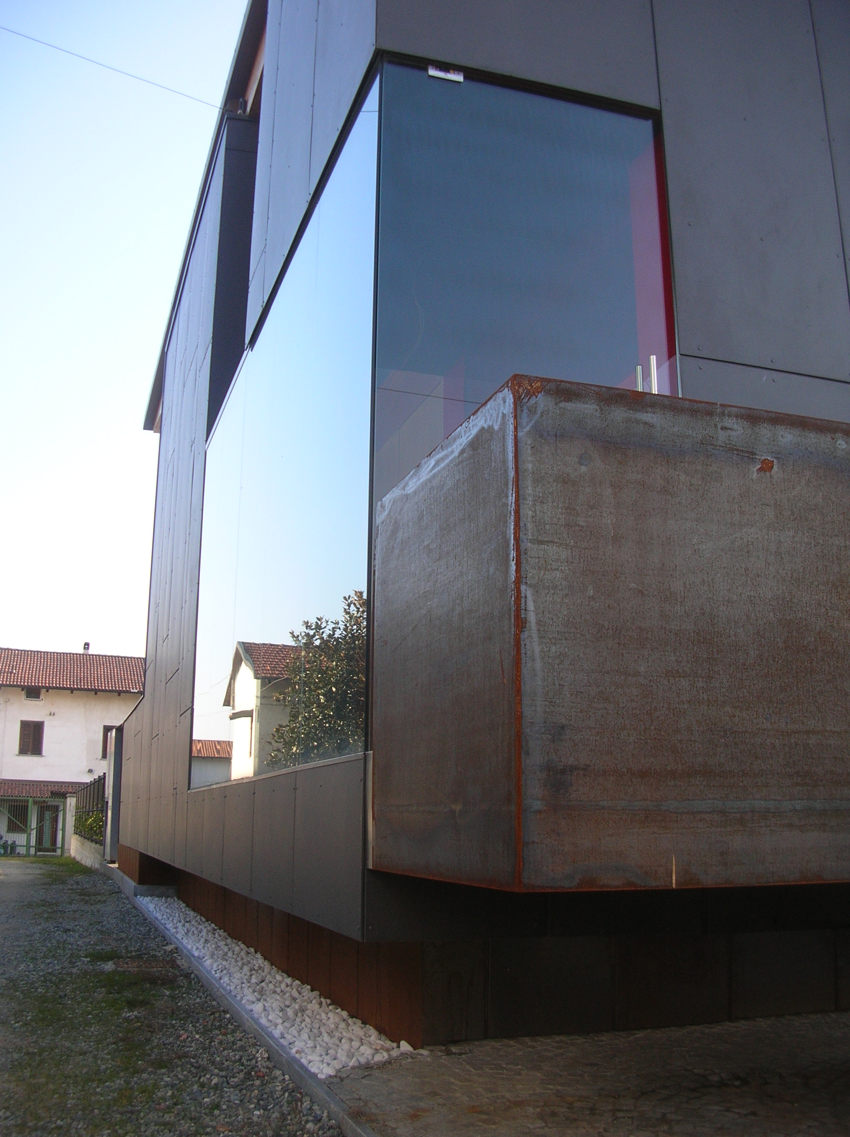 双层玻璃与不锈钢框架的现代住宅设计-2