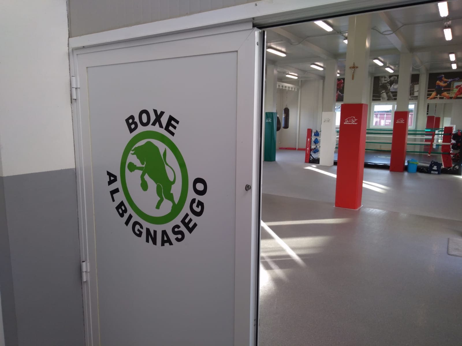 意大利国旗色彩的拳击健身房-1