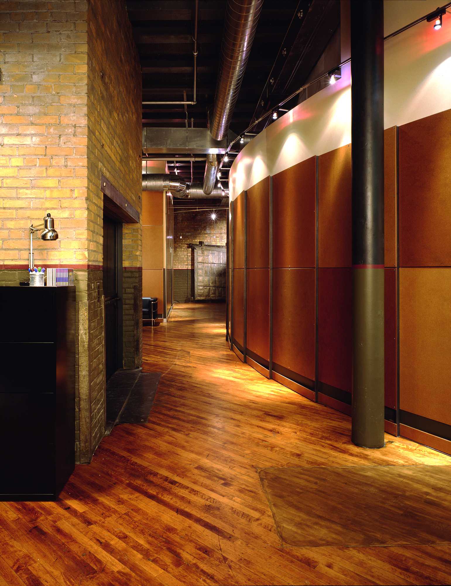 重焕生机的 Compass Marketing 历史仓库办公室设计-5