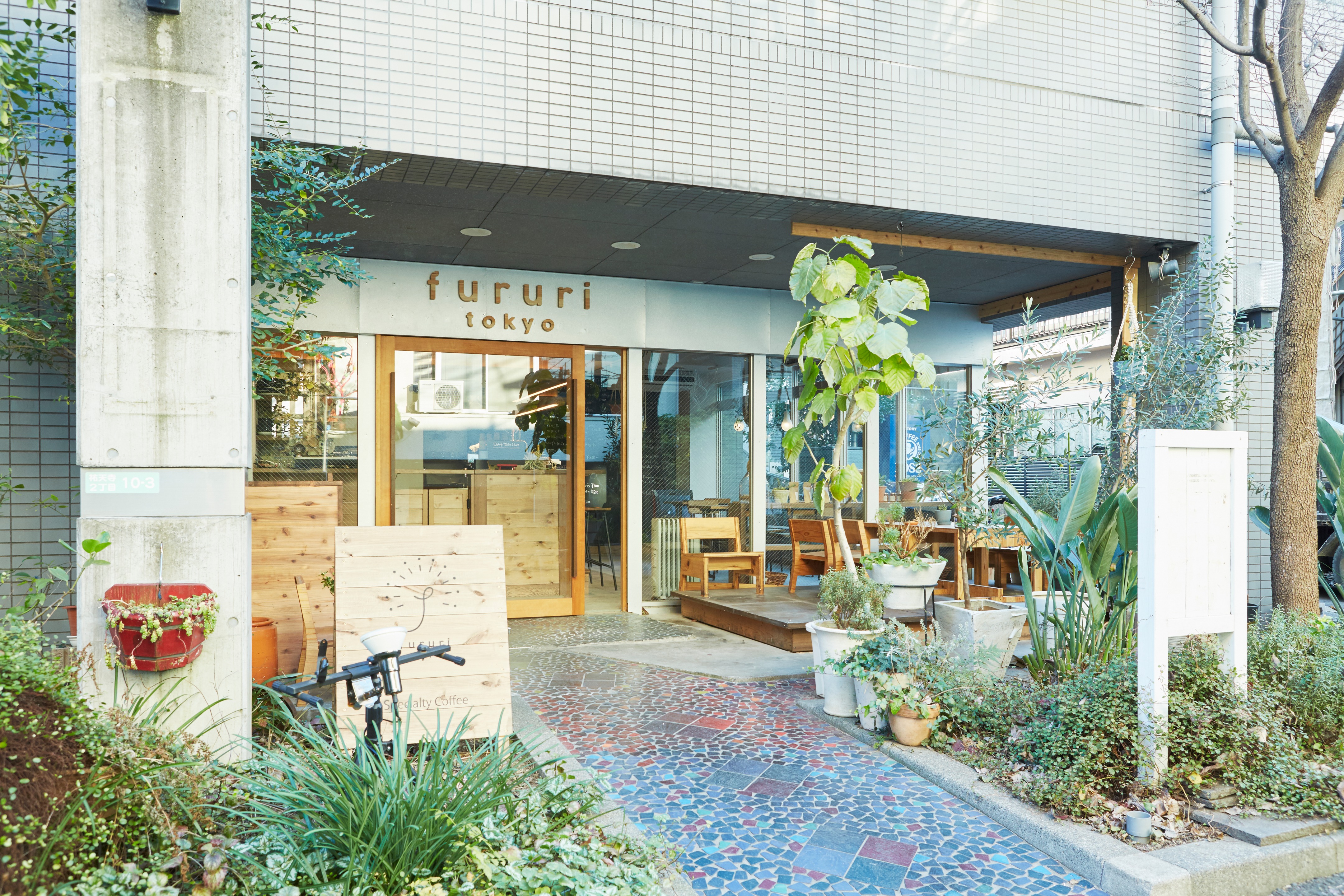 东京潮流地段的环保咖啡馆设计-0